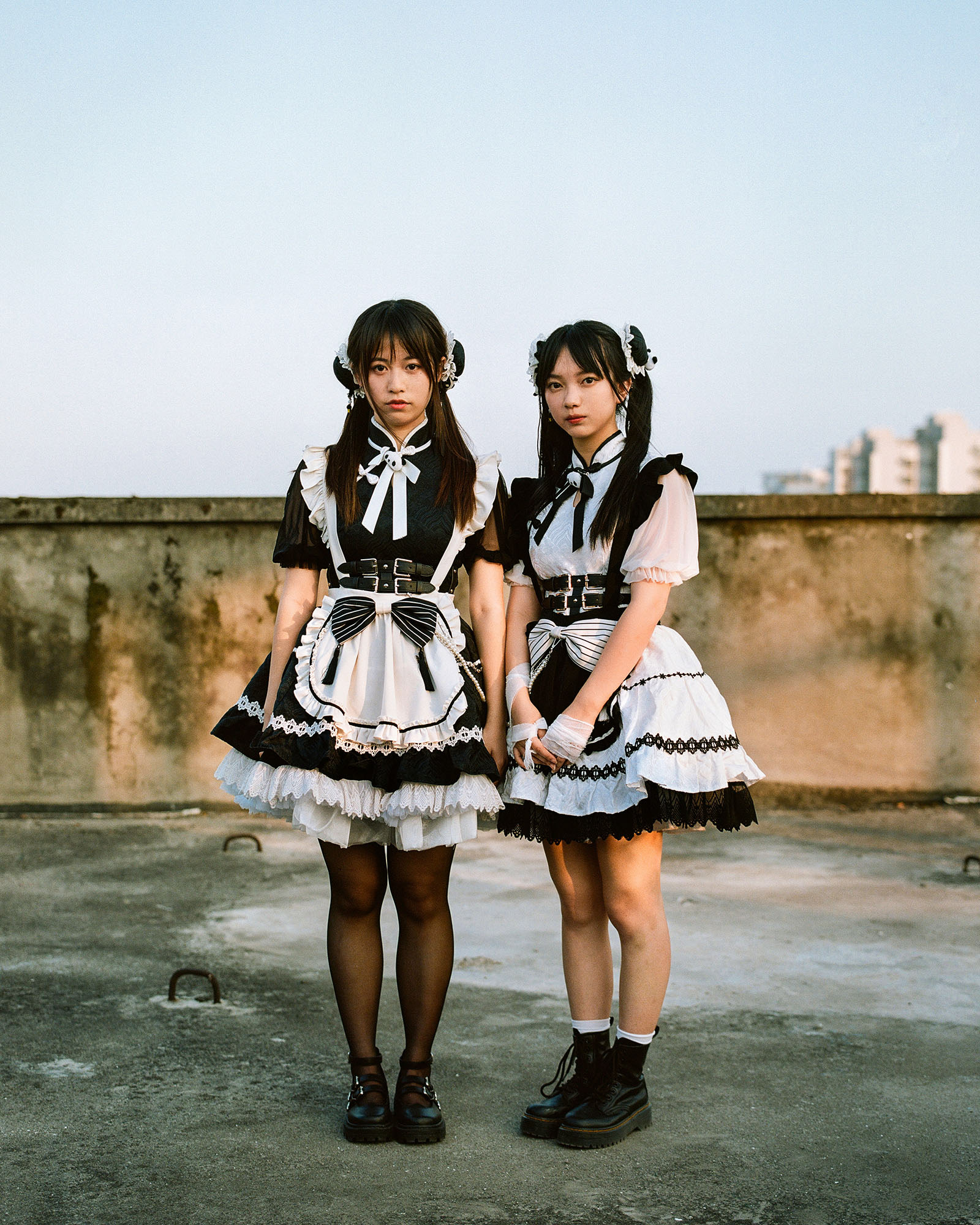 Fan Qie and Xiong Xiaomi. Fan Qie and Xiong Xiaomi were high school friends. It appears to be the first time they have been photographed together. They chose a twins Lolita dress with black and white. It is a style from ACG-related maid dress and is very popular recently in teenagers of Lolita fashion.