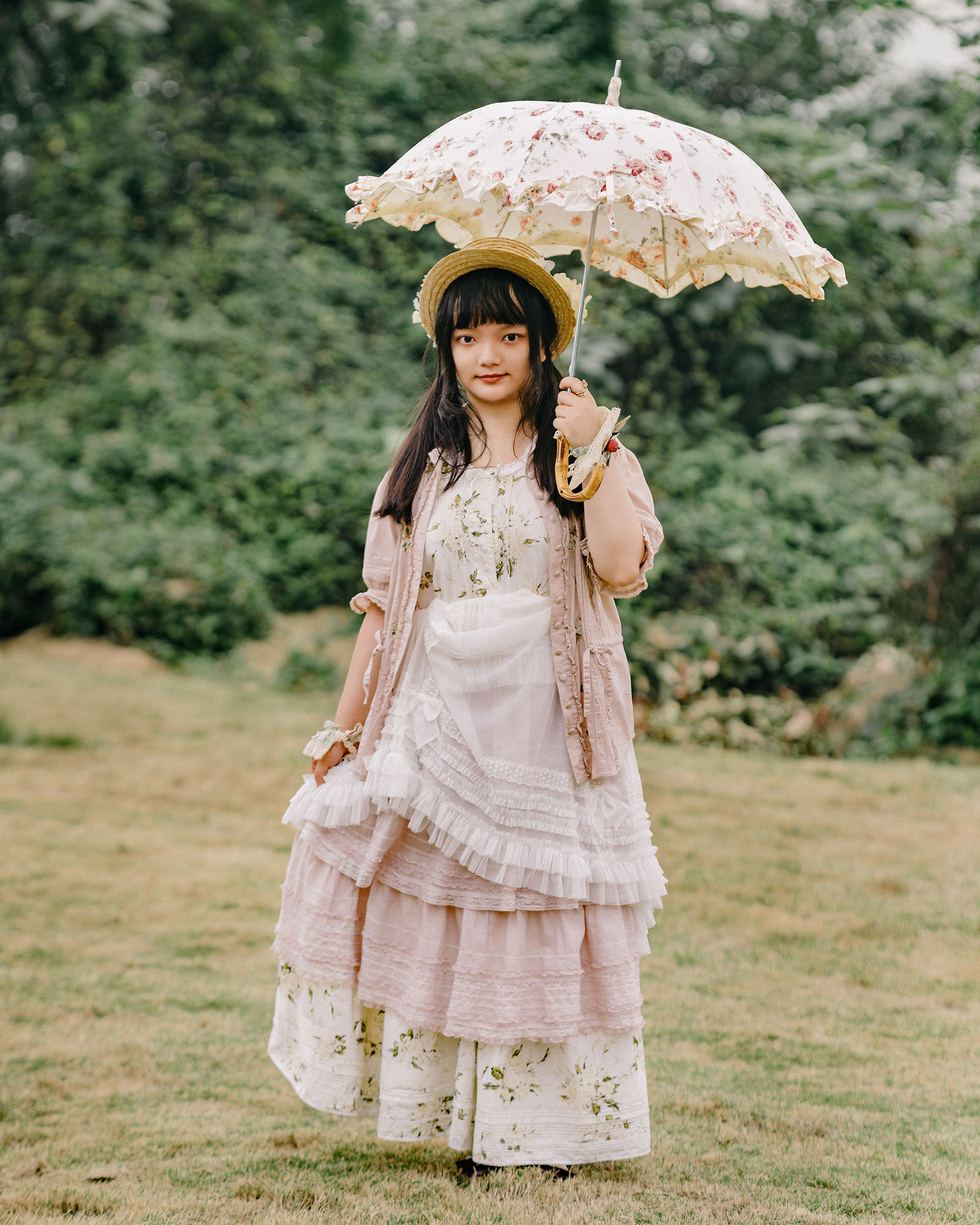 Zhu Zi. Zhu Zi is a type of enthusiast who wears Lolita dress as daily wear. Relatively speaking, this group of people is more likely to be found in large cities with more developed economies. Lolita is a part of her life and she doesn't feel that wearing it is something special in her life.