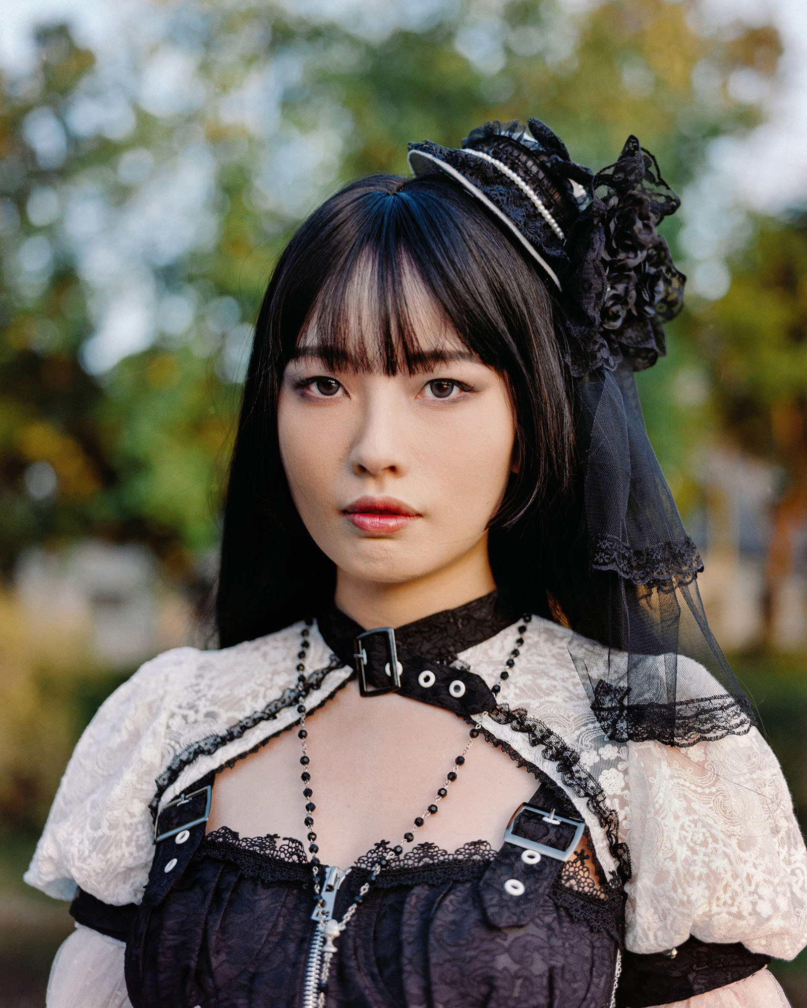 Tong Tong. I met Tong Tong at a Gothic tea party and she loved this style of Lolita dress. However, due to her busy schedule, she now rarely has the opportunity to wear similar outfits. For her, dressing the way she likes is sometimes a way to relax.