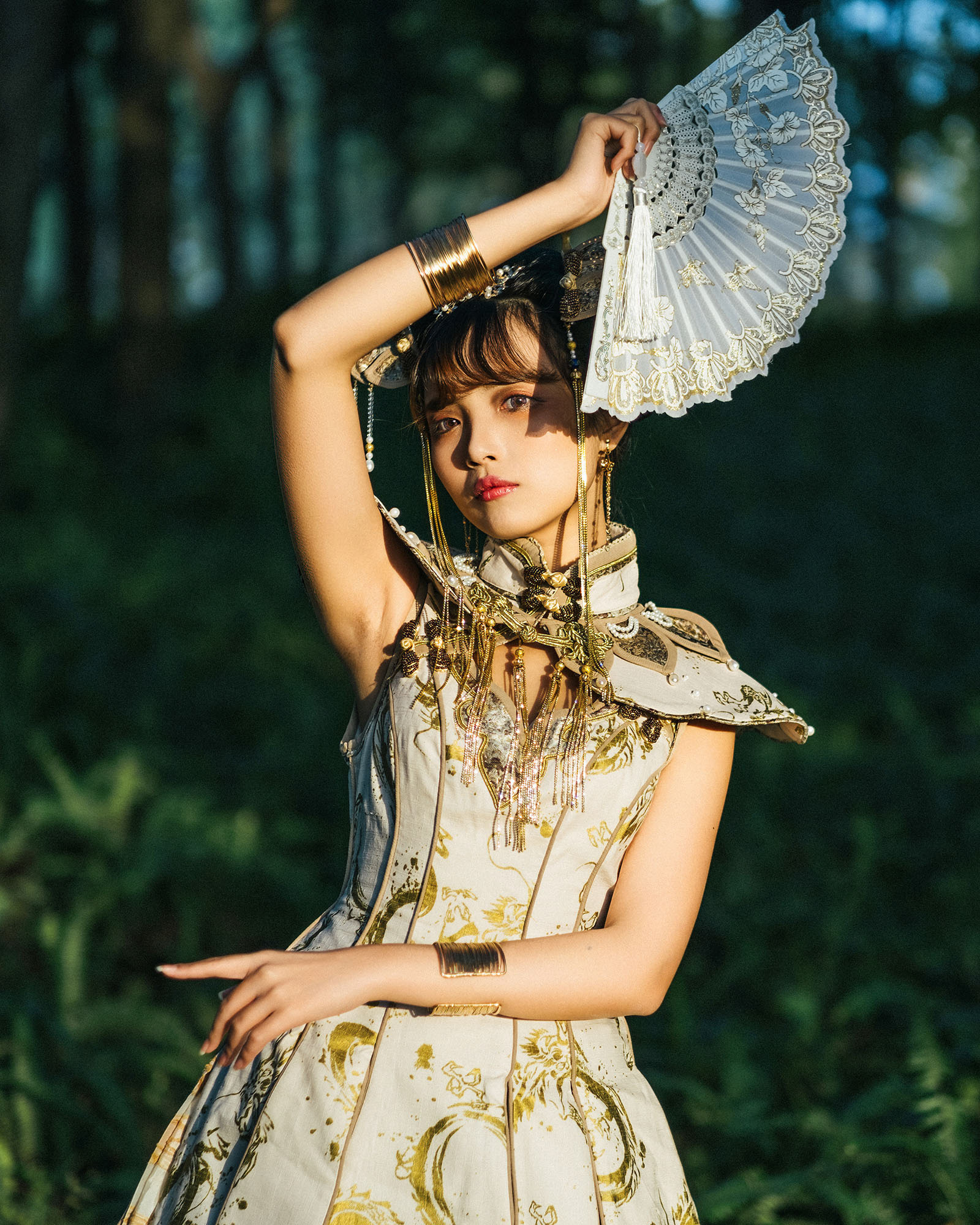 Huang Er. Huang Er is a model of ACG-related subculture. She dressed in a Qi Lolita which is a style of Lolita that is the combination with Chinese qipao. Be aware that Qi Lolita can come across as being appropriative when worn by people who are not from China.