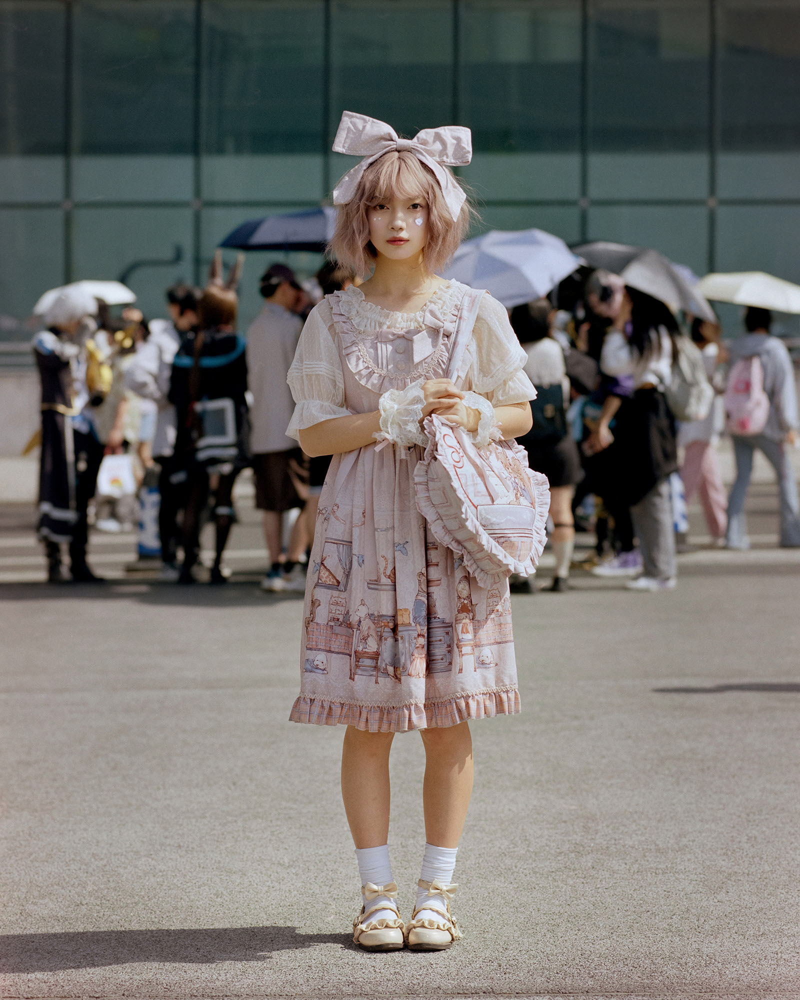 Xiong Xiaomi. I took a photo for Xiong Xiaomi last year. I met her again this year at the biggest Anime Expo in Chengdu. She had changed into a completely different style of Lolita dress than last time, and I didn't even recognise her at first. For her, Lolita gives her the opportunity to be different from herself.