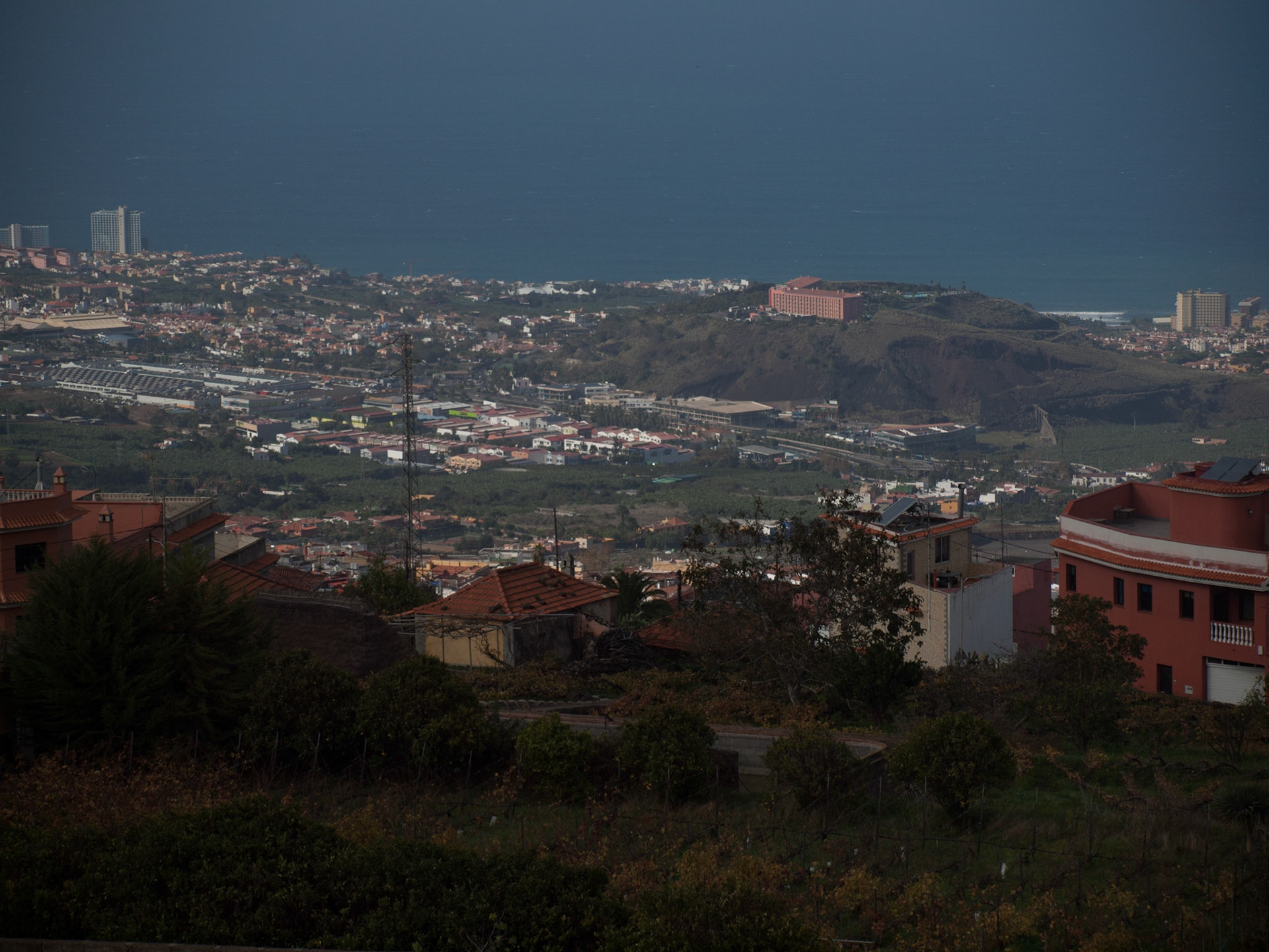 Unser Hotel war von überall aus gut sichtbar (das rote auf dem Hügel), das erleichterte das wiederfinden.