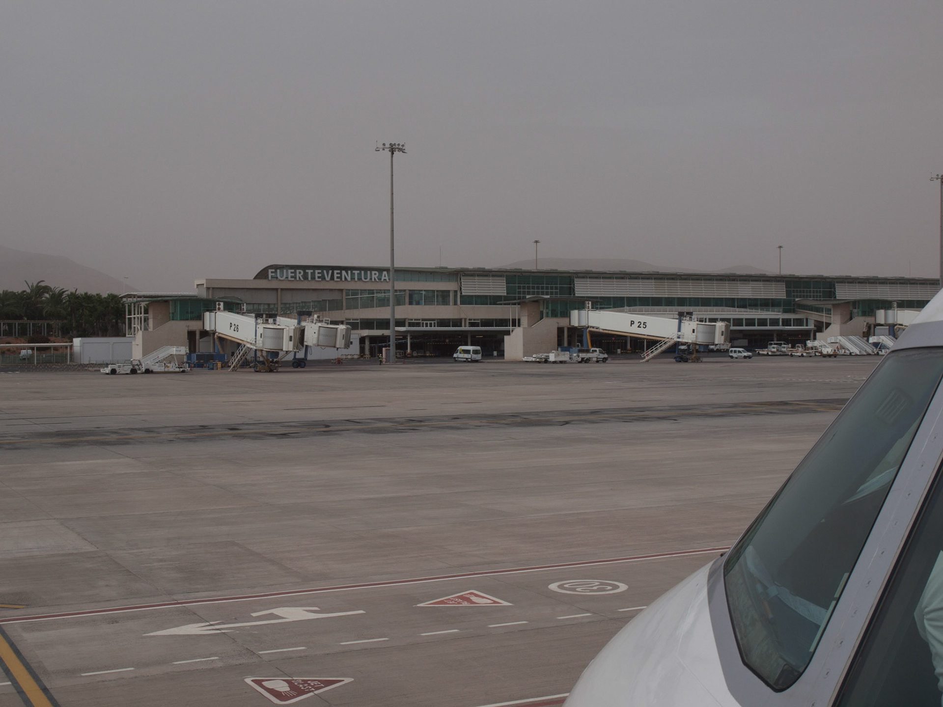 Zwischenstopp zum tanken und warten auf besseres Wetter.