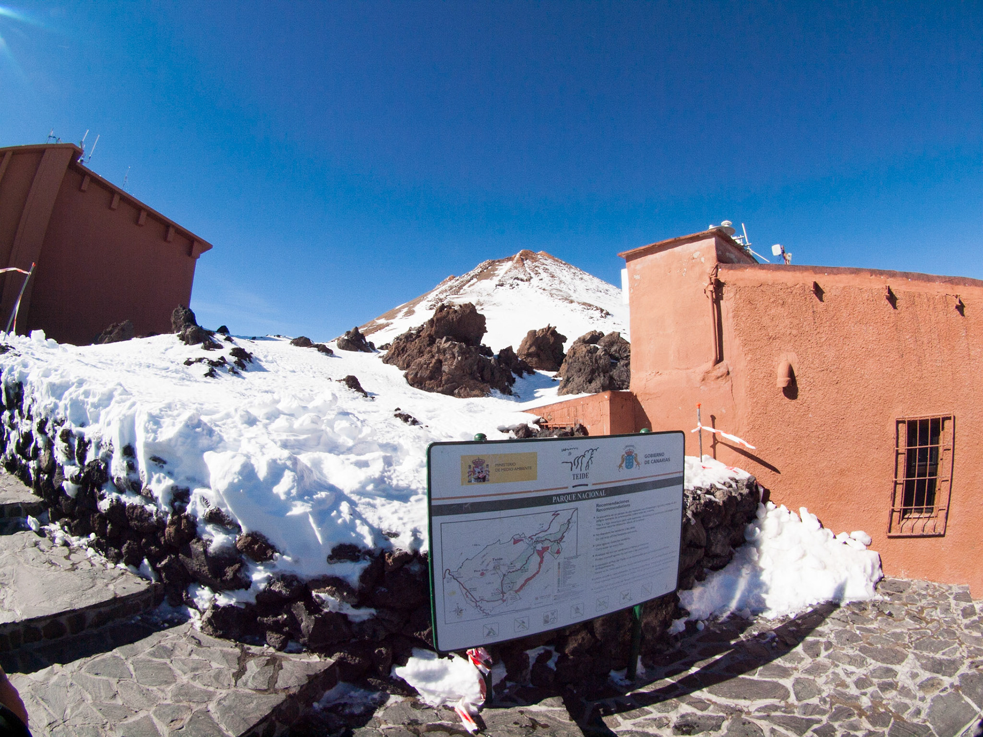 Der Teide-Gipfel, links die Seilbahnstation, rechts eine Schutzhütte.