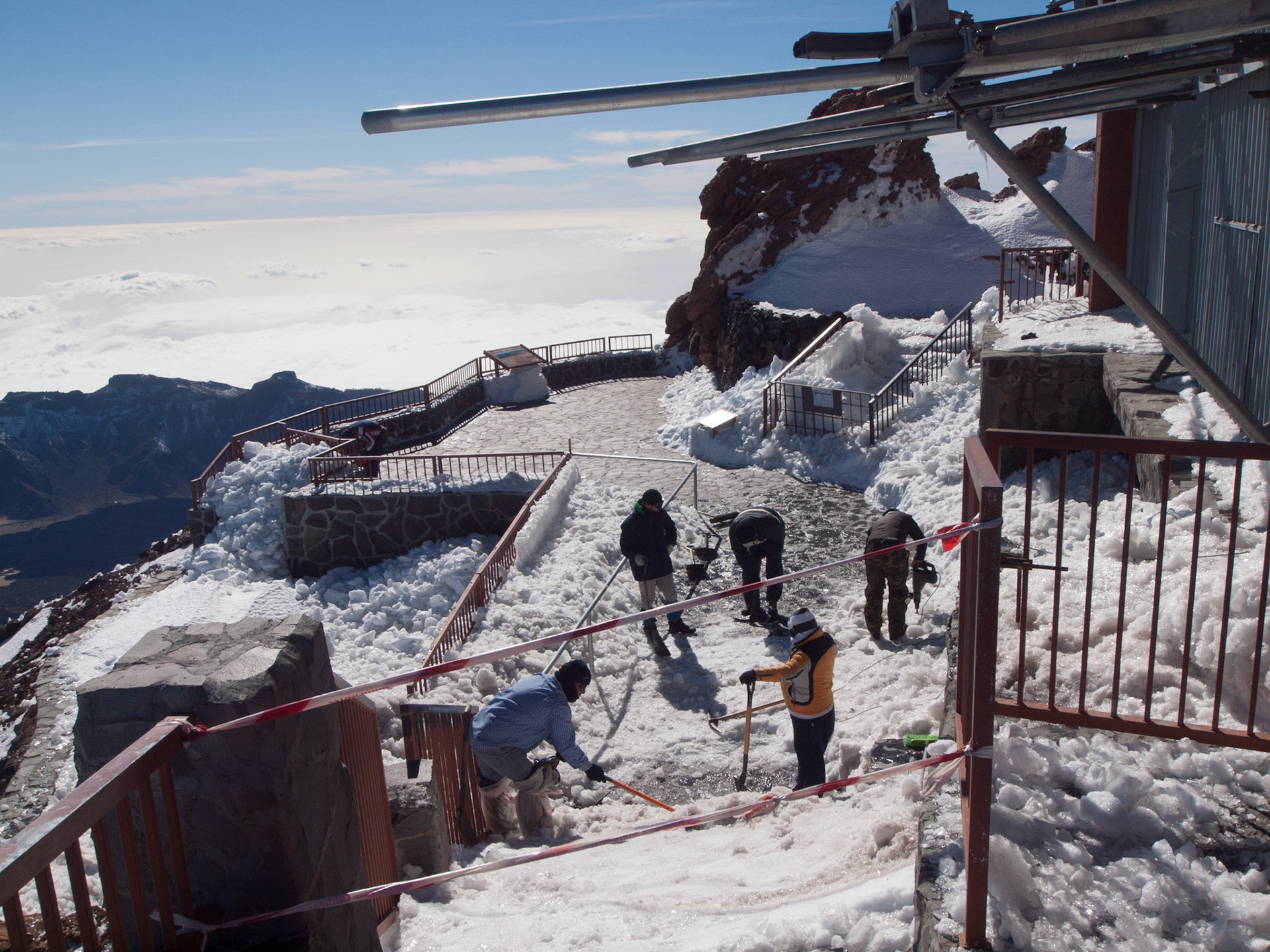Tüchtige Helfer befreien die Seilbahnstation von Eis und Schnee.