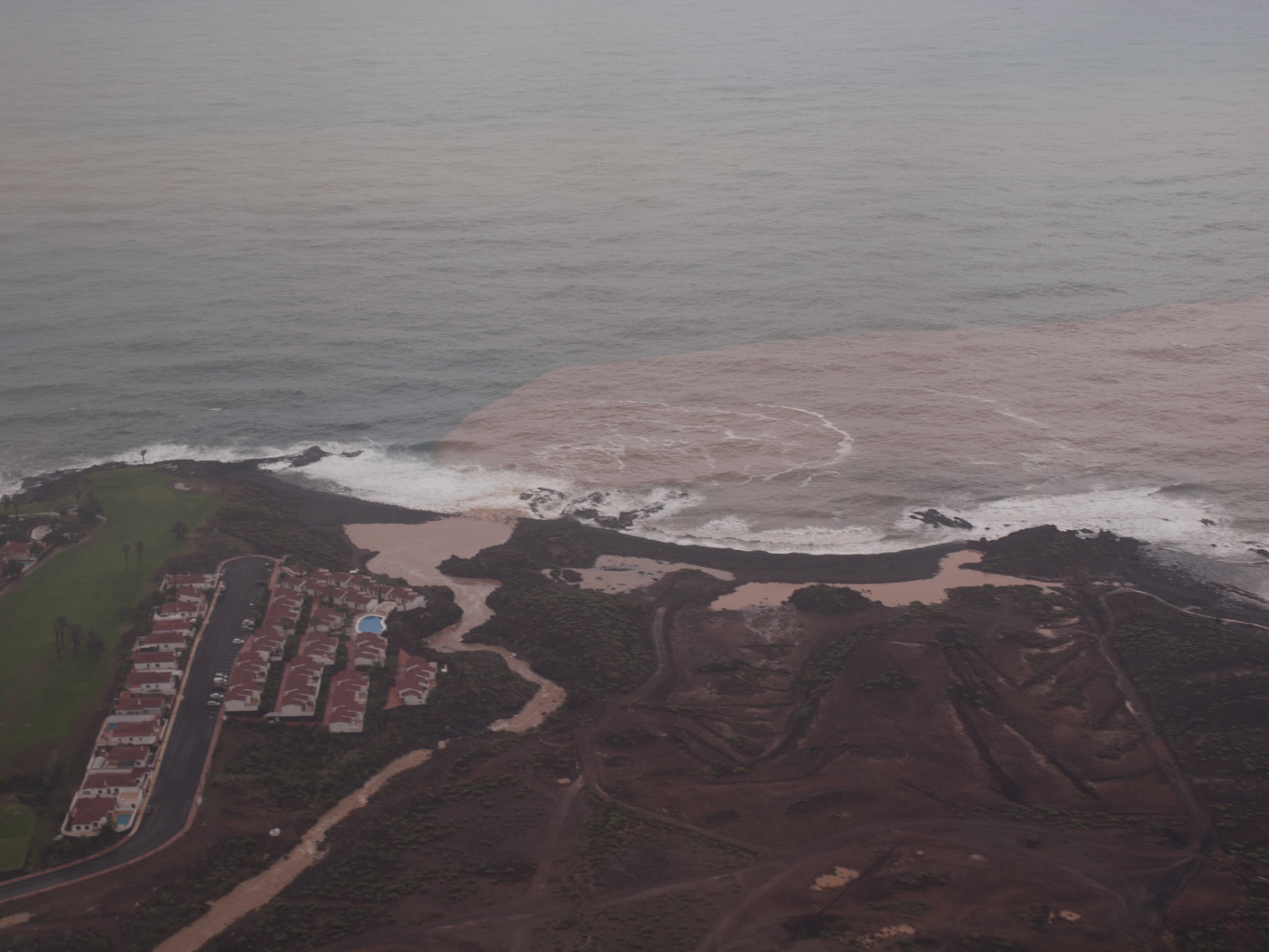 Heftiger Regen spült aus unzähligen Schluchten den roten Sand ins Meer.
