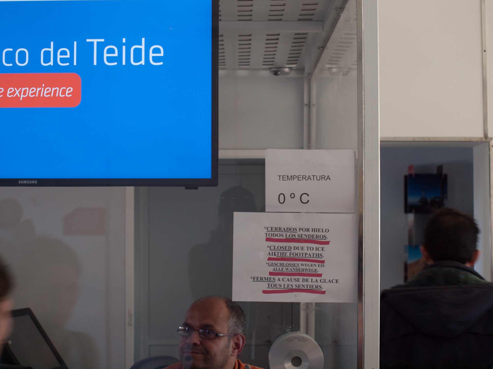 Talstation der Seilbahn zum Teide-Gipfel. Da viele Besucher in Kurzen Hosen kommen der Hinweis: Auf dem Gipfel 0°C! (Und heftiger Wind)Aufstieg bis auf den Gipfel und zu den Aussichtspunkten nicht möglich.