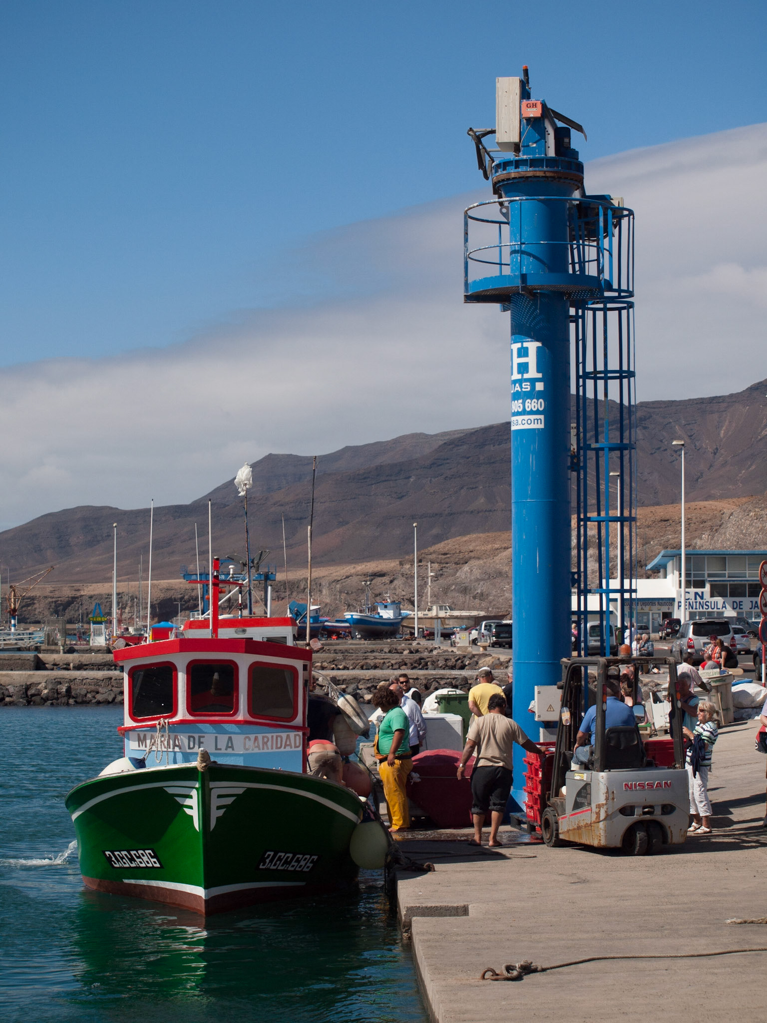 Fischerboot im Morro Jable landet frisch gefangenen Fisch an
