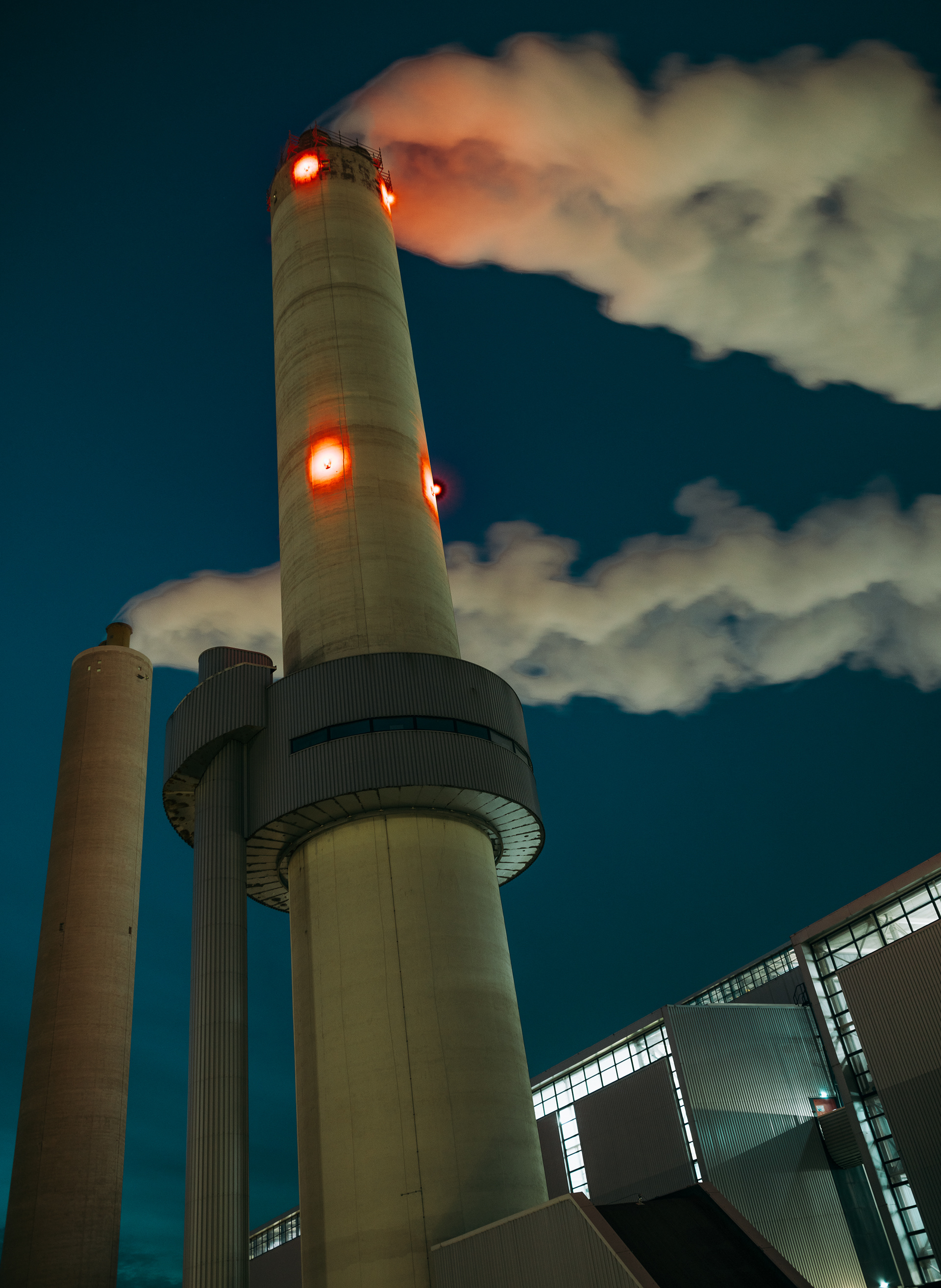 Het AEB, met haar iconische schoorstenen, is enerzijds een traditioneel afvalverbrandingsbedrijf, waar gigantische hoeveelheden huisvuil in de oven verdwijnen. Anderzijds wordt het een van de belangrijkste schakels in de circulaire haven van morgen, door meer en meer afval te scheiden waardoor het gerecycled kan worden.