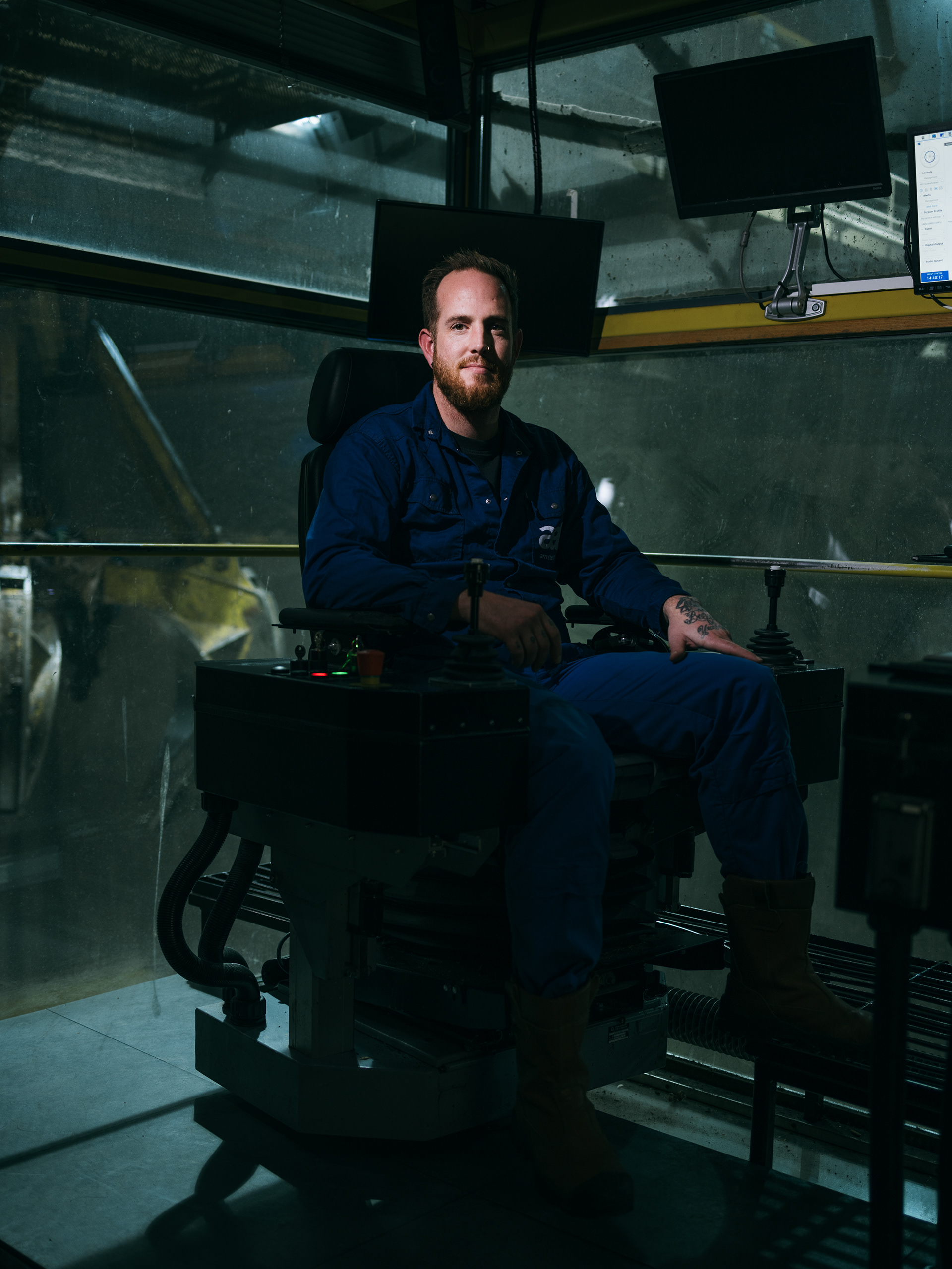 Kees-Jan bedient de kraan in de bunker van het Afval Energie Bedrijf (AEB), dat afval via verbranding omzet in stroom en warmte voor ongeveer 300.000 huishoudens.