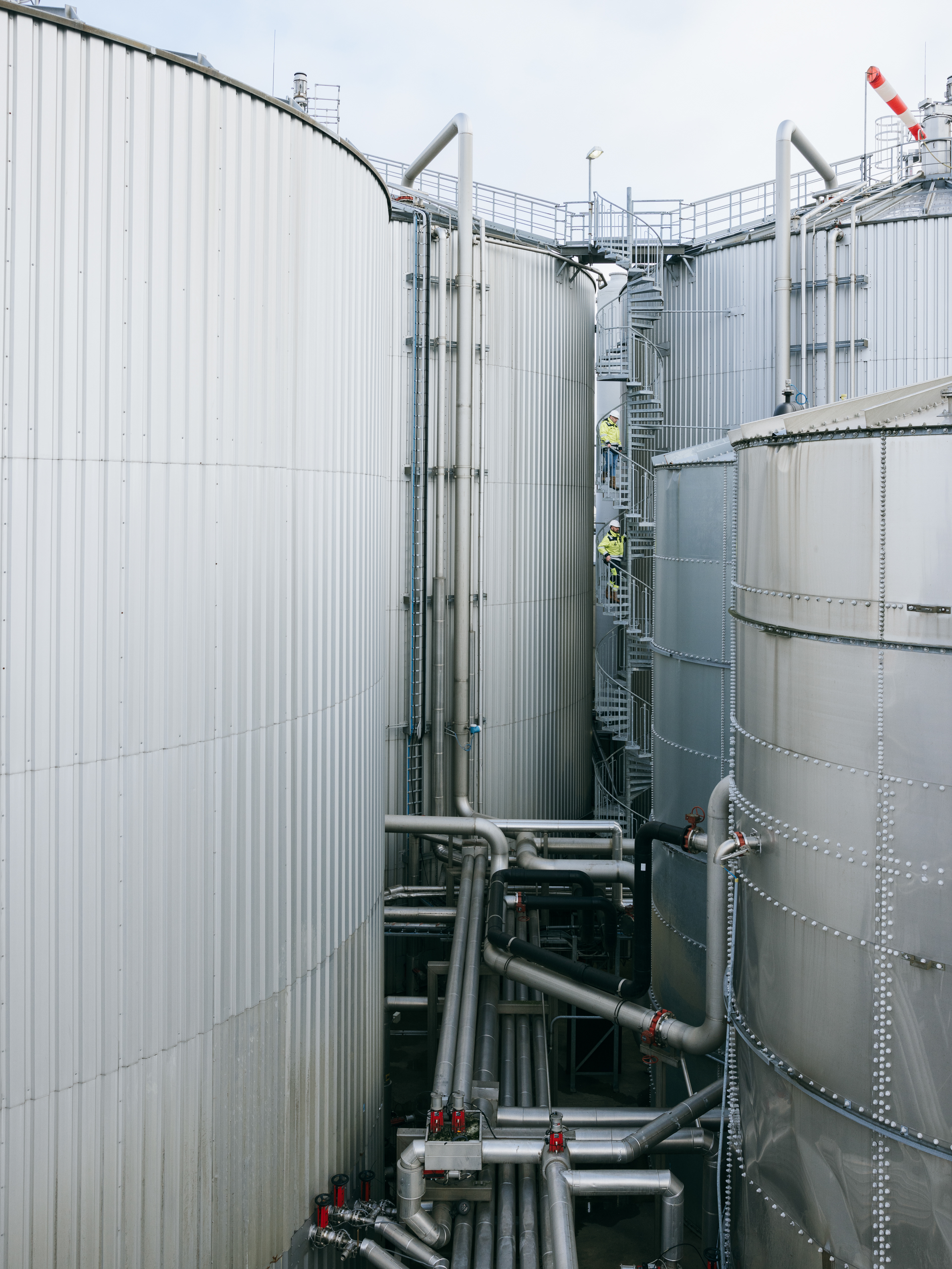 De vergistingsvaten waarin de bacterien hun werk doen. Van sinaansappelschil tot gas duurt ongeveer 3 weken. Daarna gaat het gas of naar een kleine energiecentrale om er warmte en elektriciteit van te maken, of het gaat naar de installatie van het bedrijf Nordsol, die het methaan van het Co2 scheidt om er bio-LNG van te maken- waarop schepen en vrachtwagens kunnen draaien.