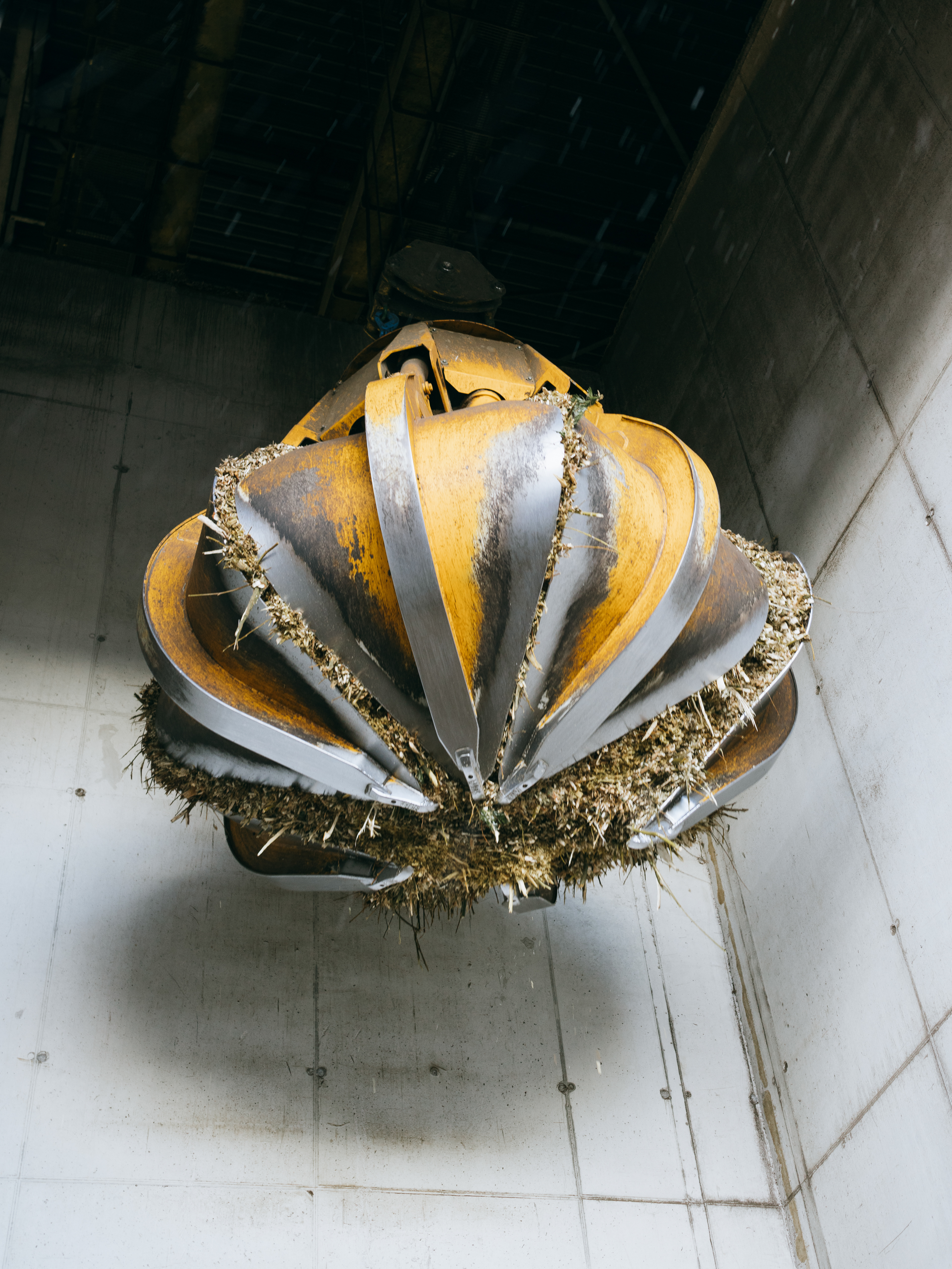 Een grijper tilt de houtsnippers van de kerstbomen in de bunker, van waaruit ze naar de over worden getransporteerd. Op dit moment is er voldoende snoeihout voorhanden uit de omgeving van Amsterdam om de centrale te laten draaien.