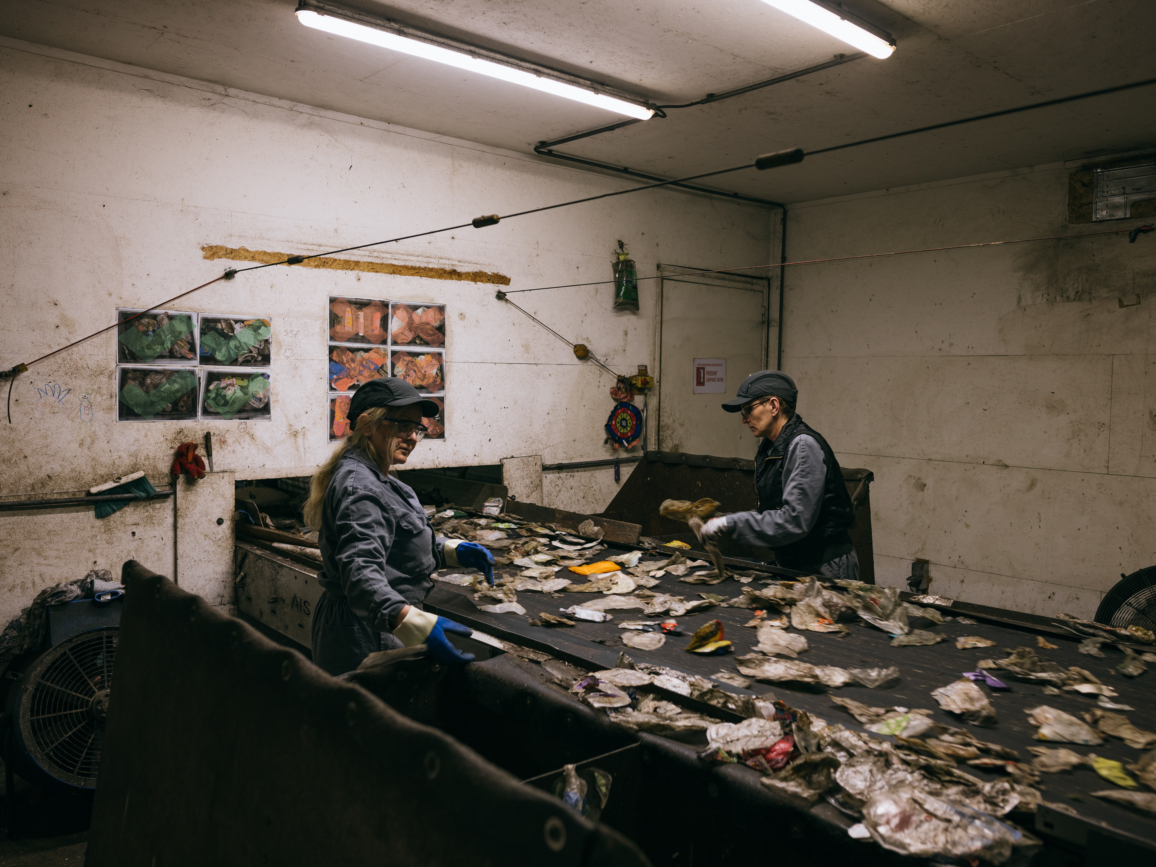 Medewerkers sorteren plastic in de Plastic Recycle Fabriek in de haven.