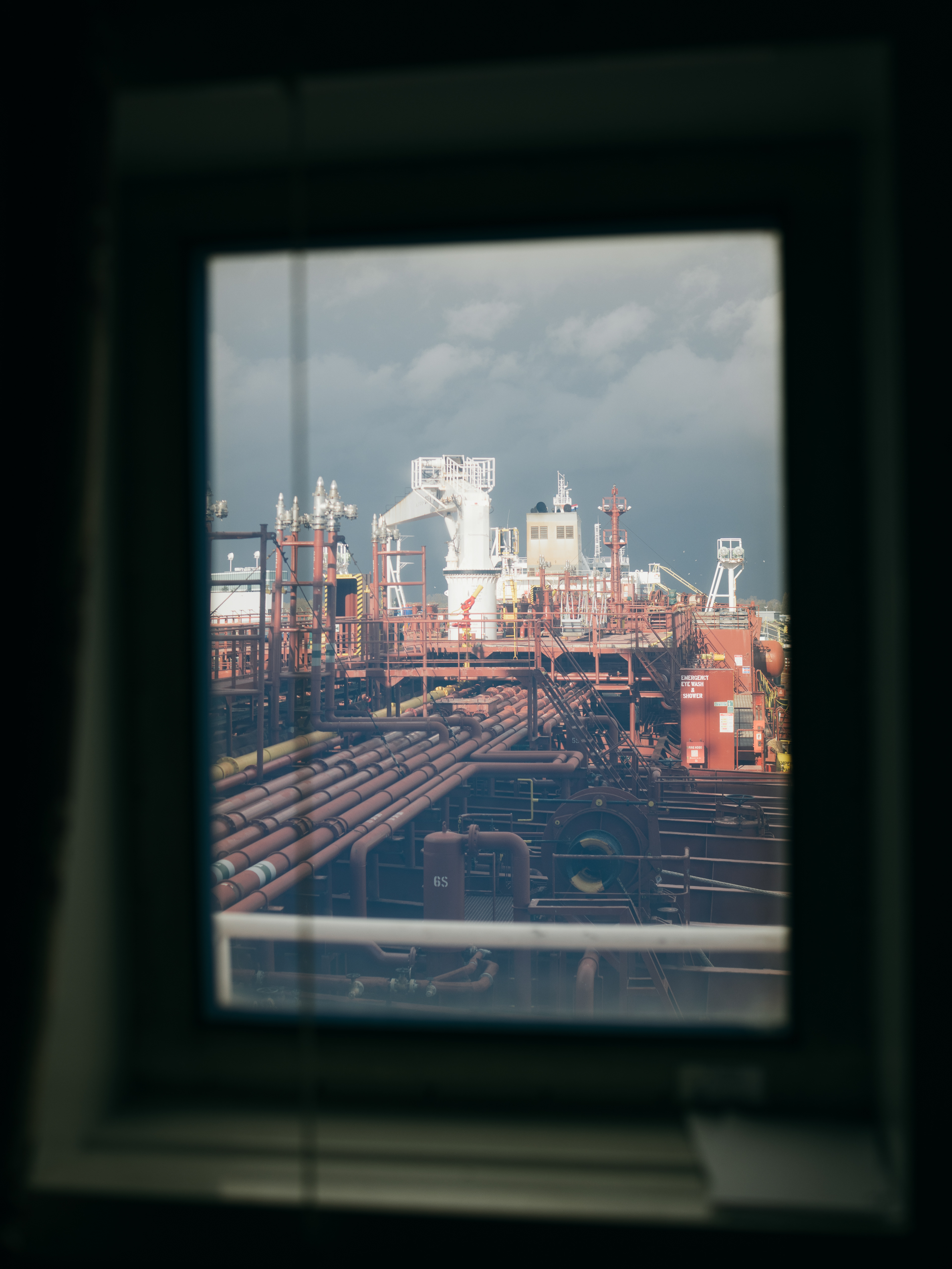 Uitzicht op het dek van een olietanker. In Amsterdam doen zo’n 1000 olietankers per jaar de haven aan.