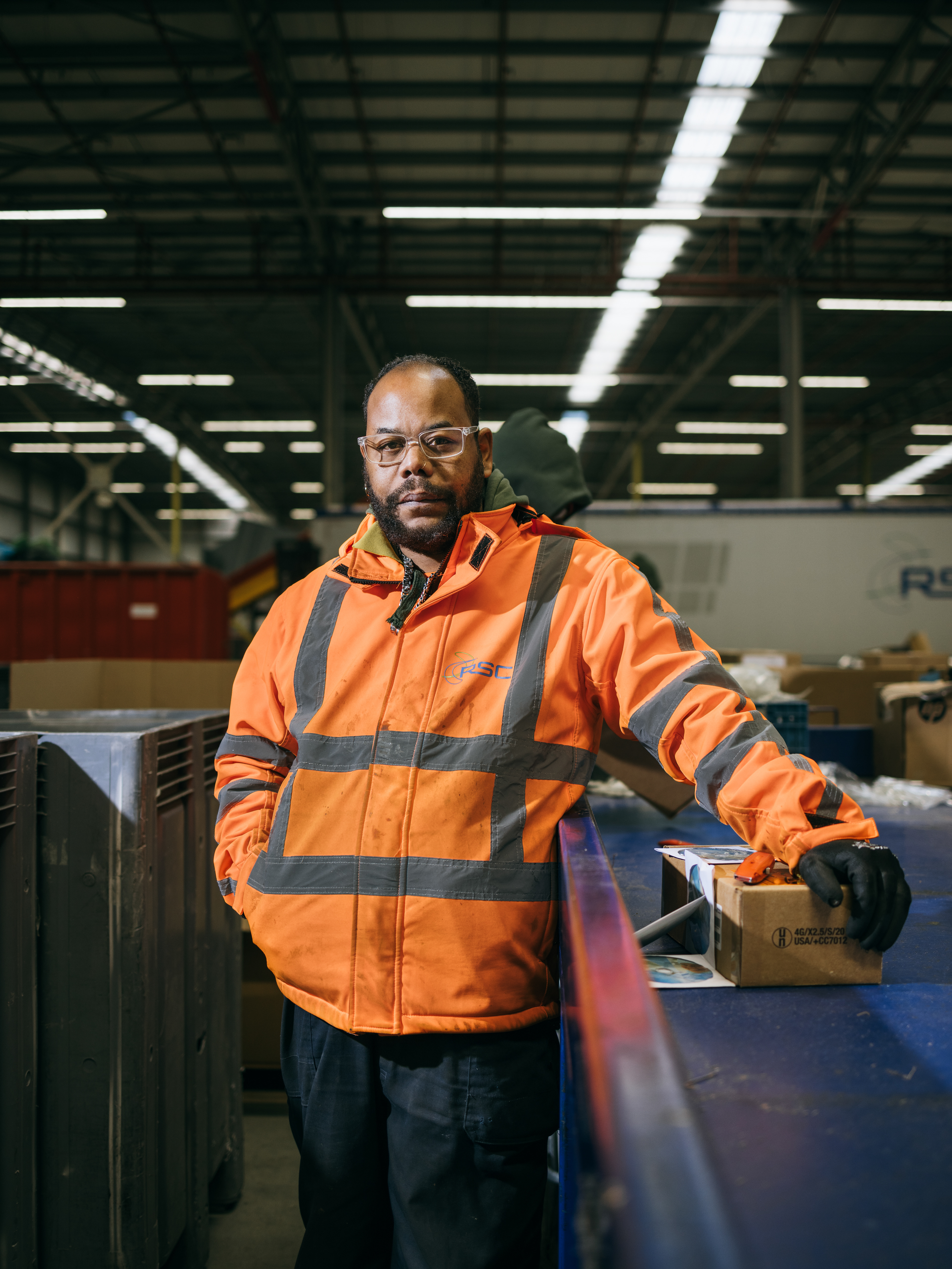 Harold. Bij Milieuwerk worden producten die overdatum zijn gescheiden en daarmee klaar gemaakt voor recycling. Mileuwerk biedt aan baan aan mensen met een kwetsbare arbeidsmarktpositie.