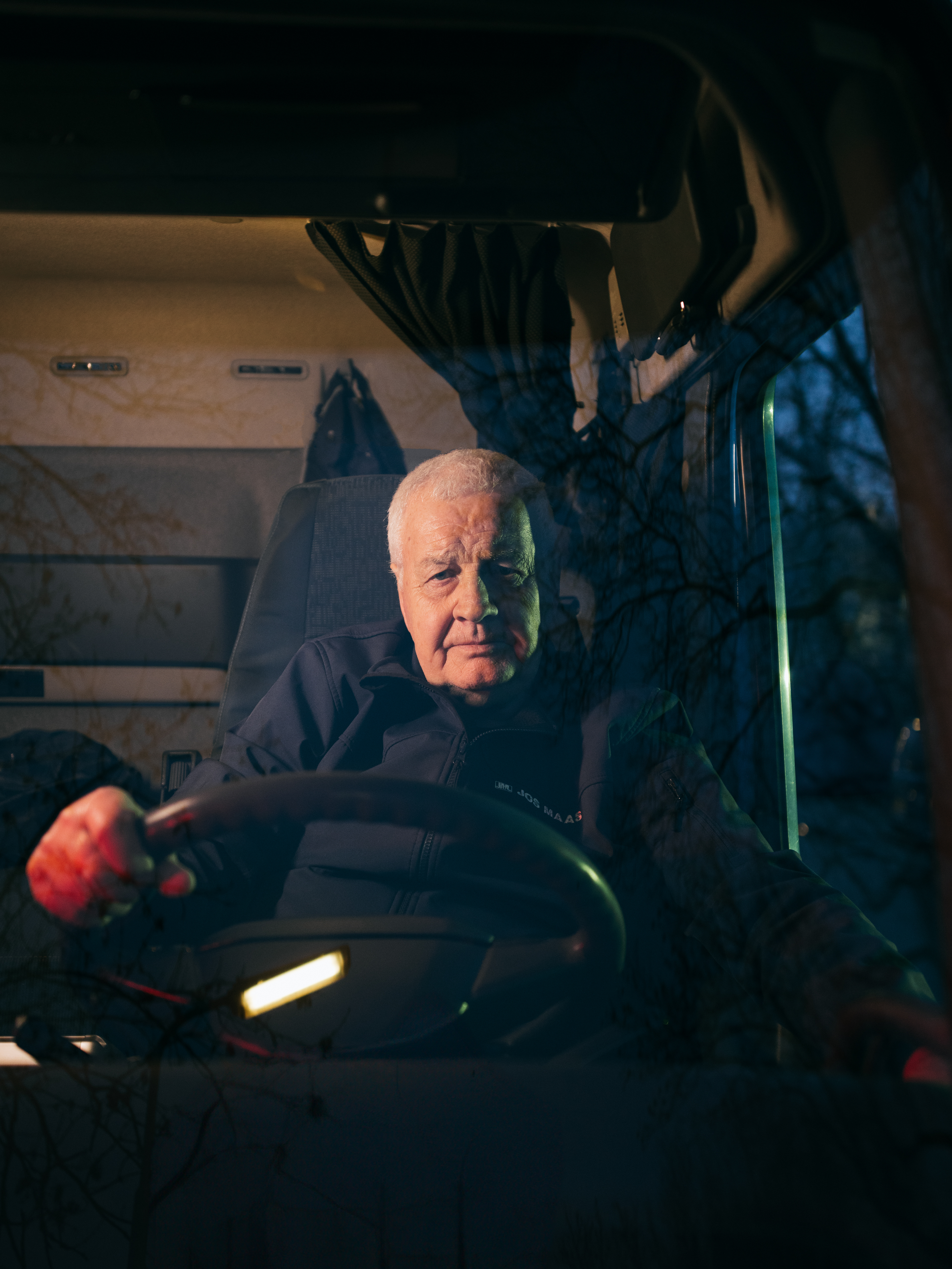 Hoewel hij eigenlijk al 10 jaar met pensioen had kunnen zijn, bestuurt Cor (75 jaar) nog bijna iedere dag de tankwagen. Dat doet hij sinds zijn allereerste werkdag, op 1 januari 1977. Toen bracht hij huisbrandolie rond, later werd dat benzine, diesel en andere brandstoffen. Hij kan het werk niet missen, zegt hij. Zojuist heeft Cor 40.000 liter diesel afgeleverd aan een oliehandelaar in de haven.