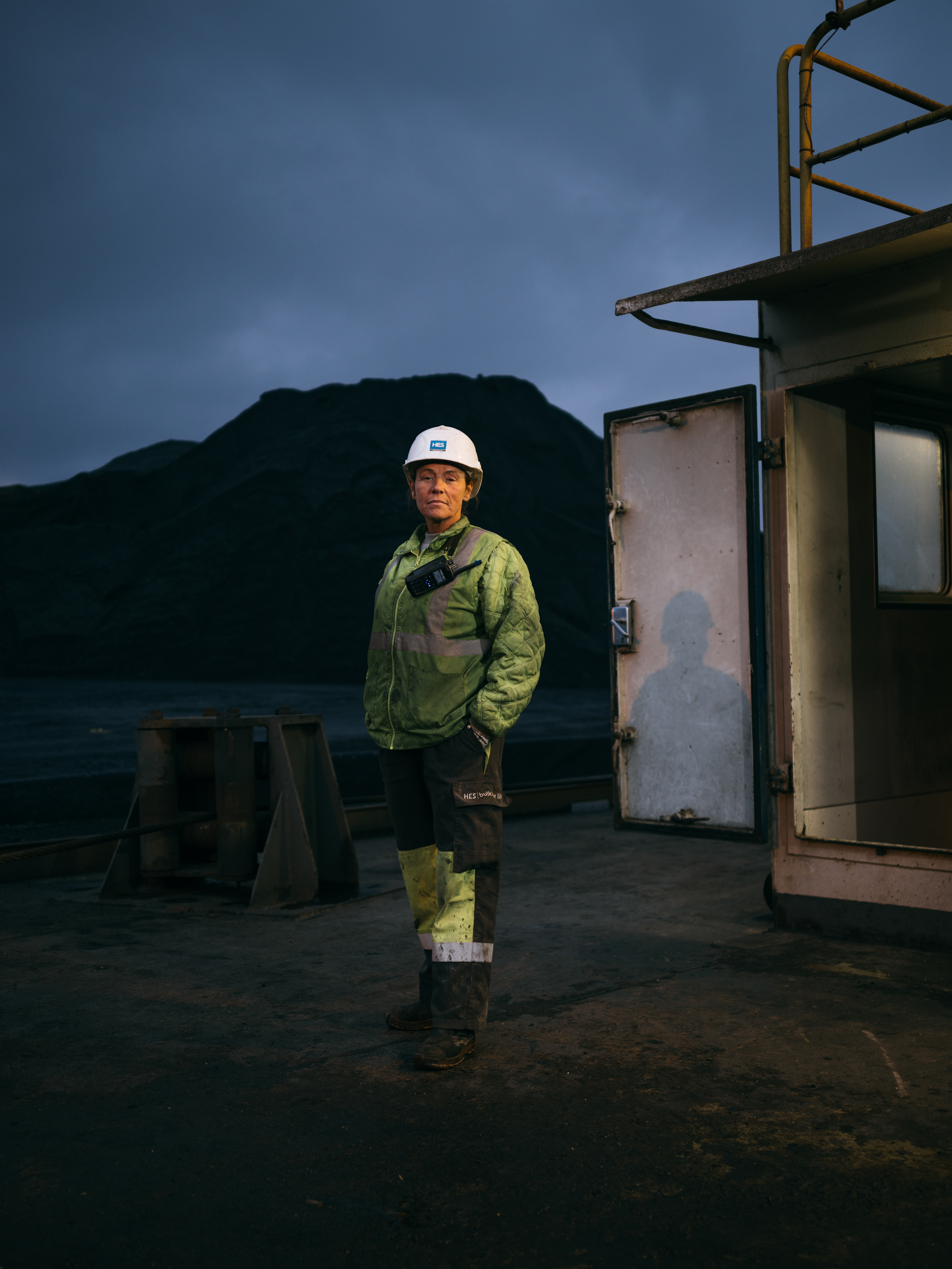 atricia, toezichthouder, werkt al 25 jaar in de buitendienst op de HES terminal. Zij is verantwoordelijk voor het laden en lossen van onder andere zeeschepen en binnenvaartschepen.