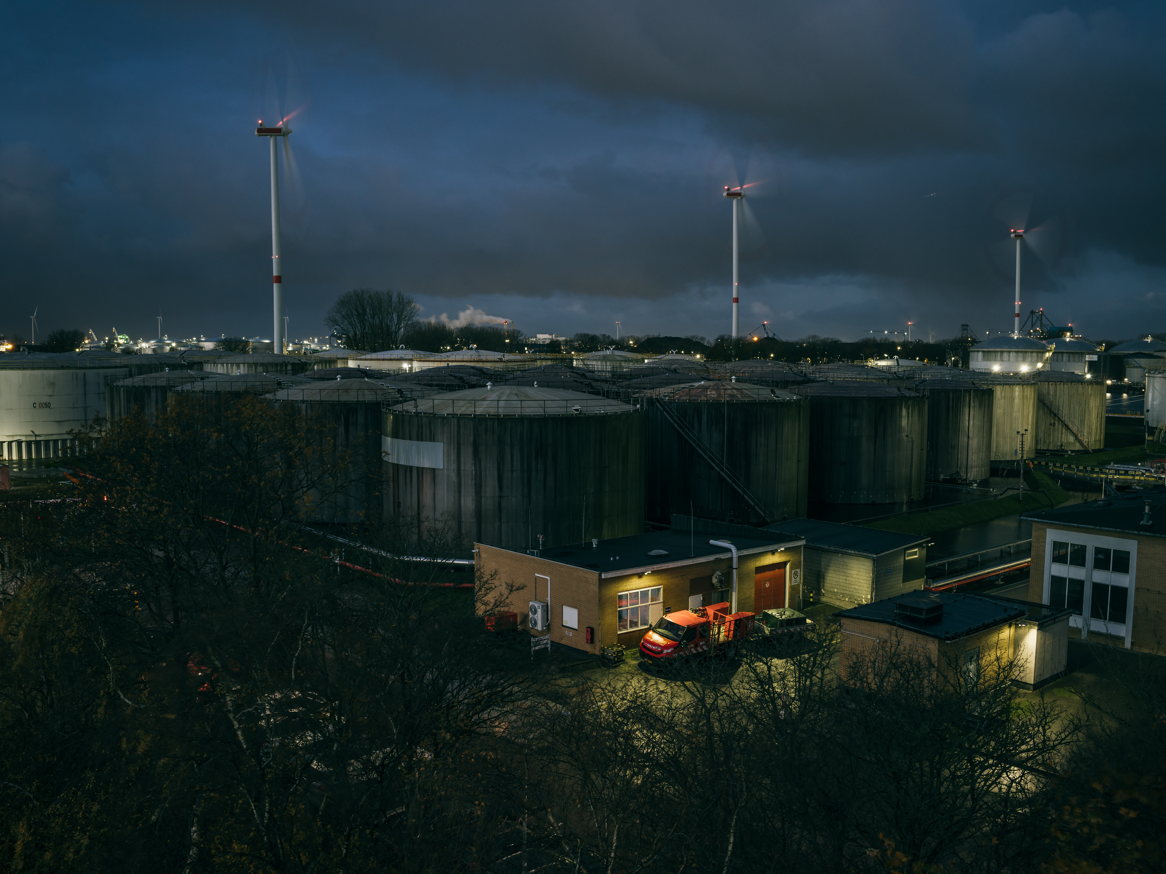 Een benzineterminal aan de Benzolweg. Amsterdam is de grootste benzinehaven ter wereld, met meer dan 34 miljoen ton aan overgeslagen olieproducten.