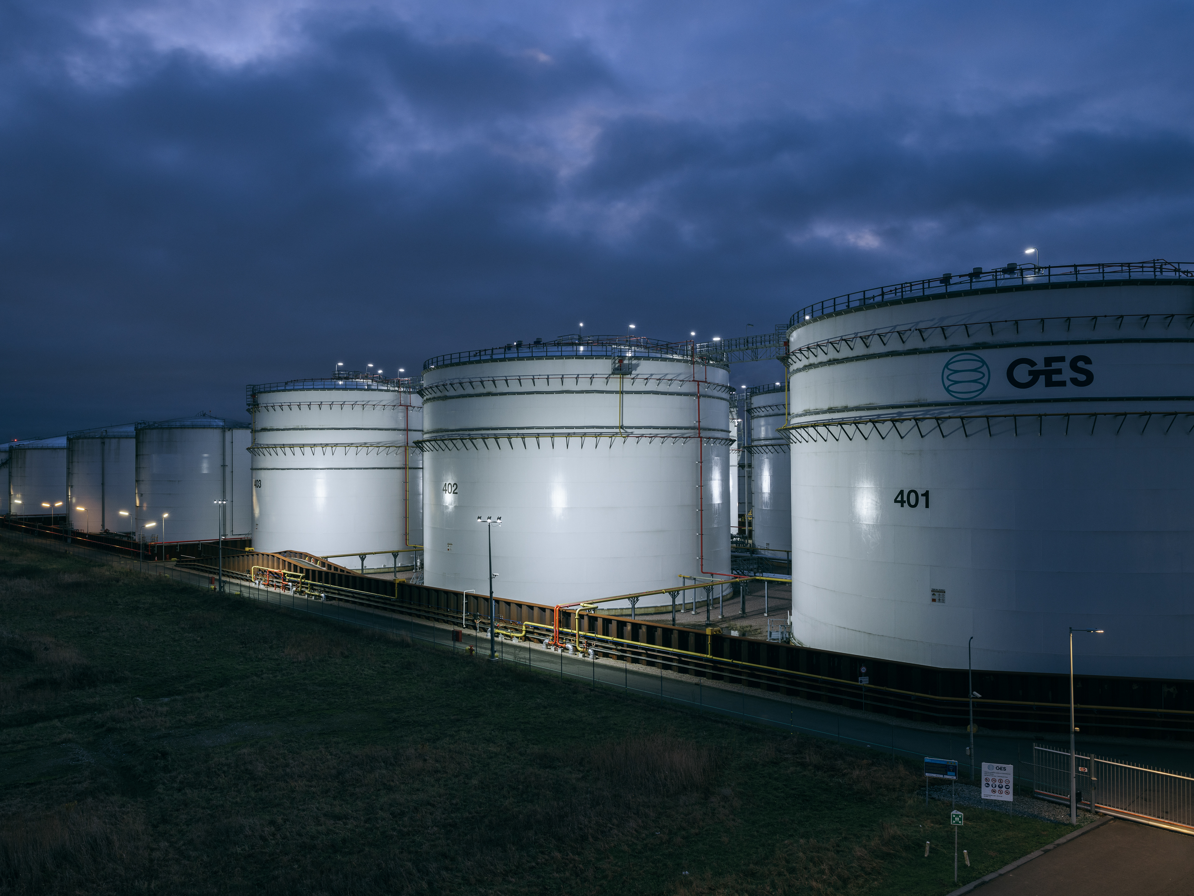 Een van de brandstofterminals in de haven van Amsterdam, aan de Kopraweg.