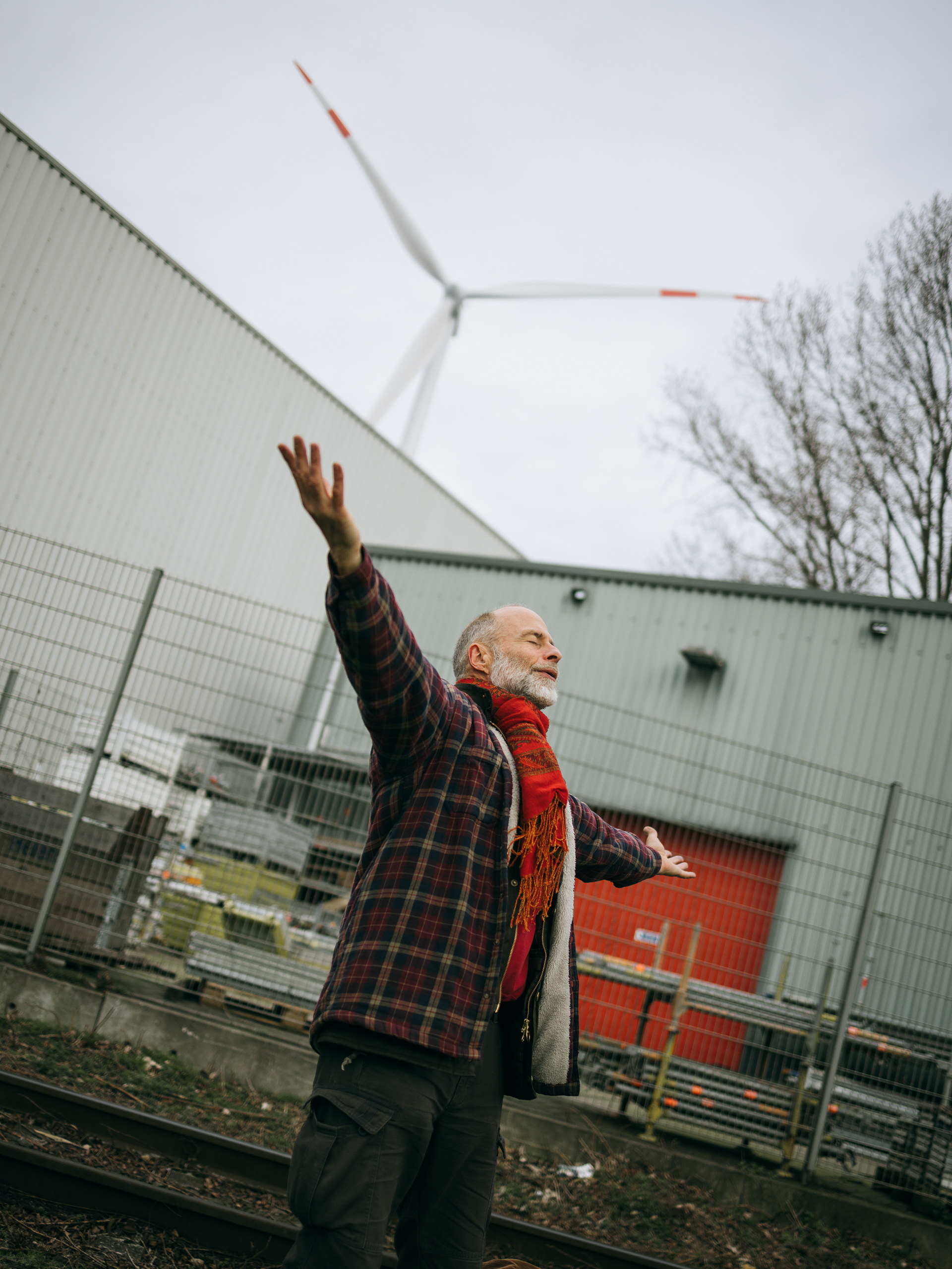 Frits, dominee, leidt een gebed tegen het vertrek van een kolentrein uit de haven. Bijna maandelijks wordt het spoor bezet door tientallen activisten, die de kolentrein soms uren ophouden. Per dag vertrekken er zo’n 5 treinen vol kolen richting Duitsland.