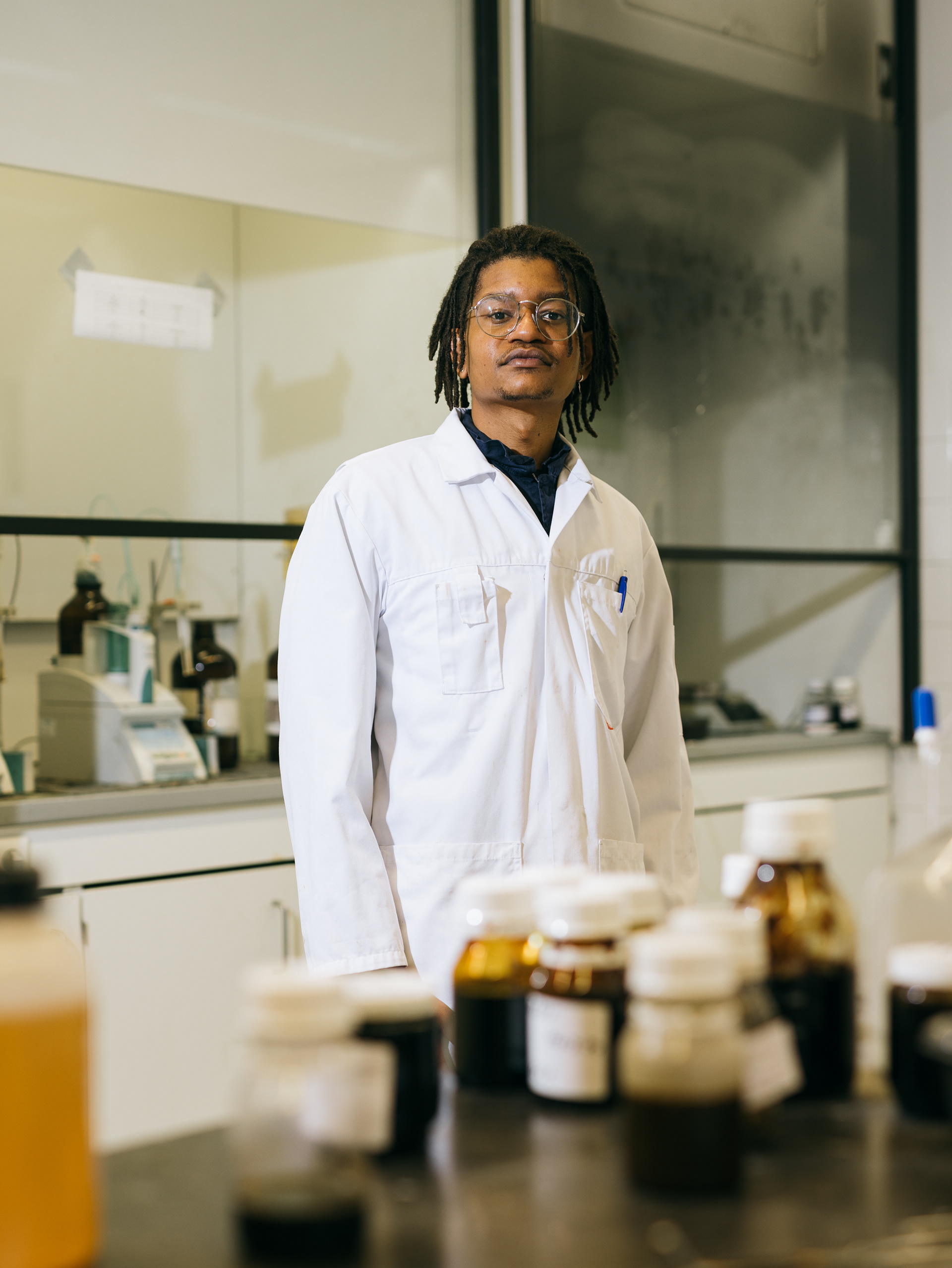 Marc Anthony aan het werk in het lab van Argent Energy. Hij controleer samples frituurvet (en dierlijke vetten) voordat het verwerkt wordt tot bio-brandstof.