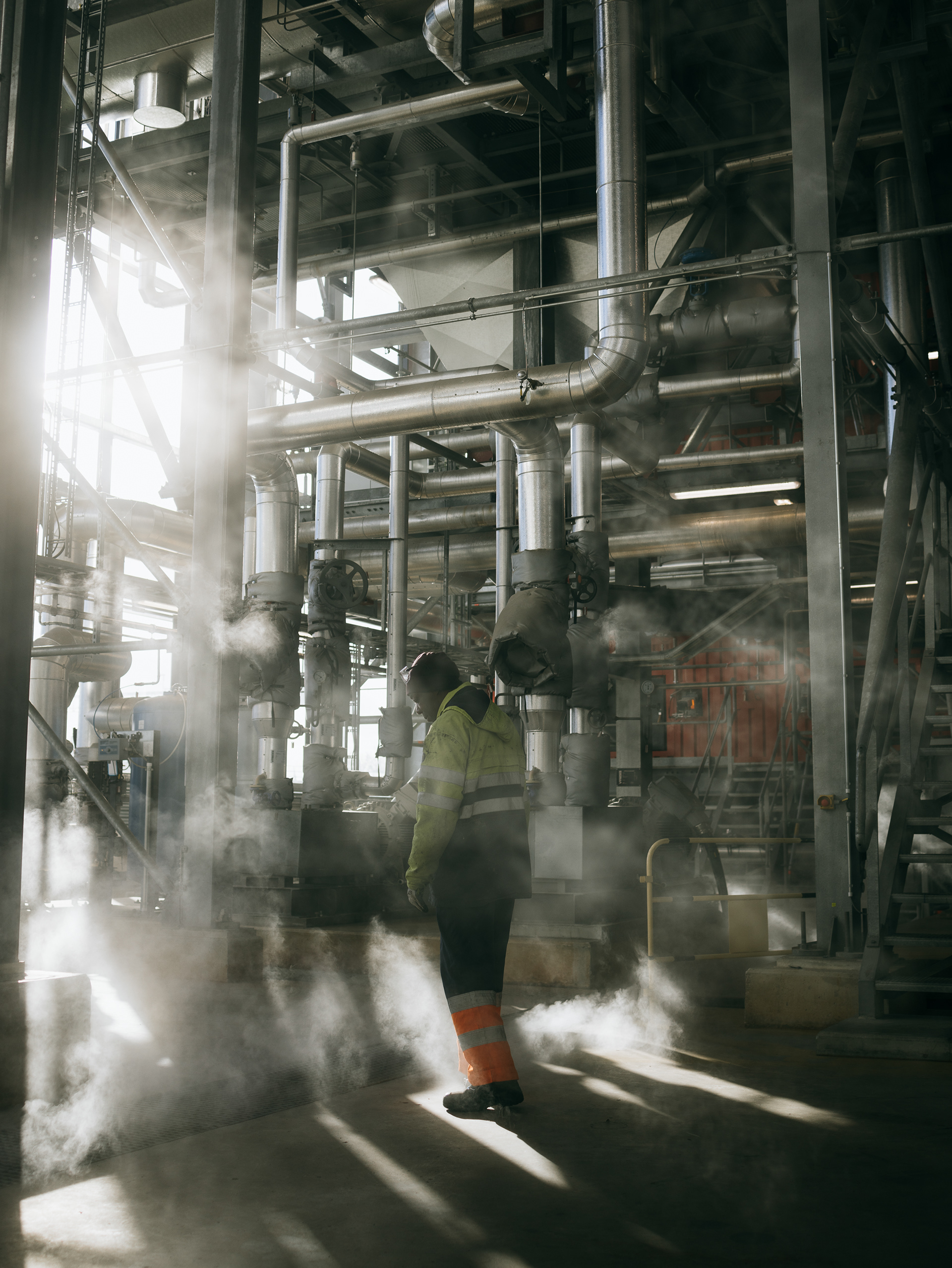 Stoom stijgt op uit de gloednieuwe bio-energiecentrale, direct naast de oude kolencentrale. Door ‘laagwaardig snoei- en afvalhout’ te verbranden levert het energie en warmte aan 30.000 huishoudens.