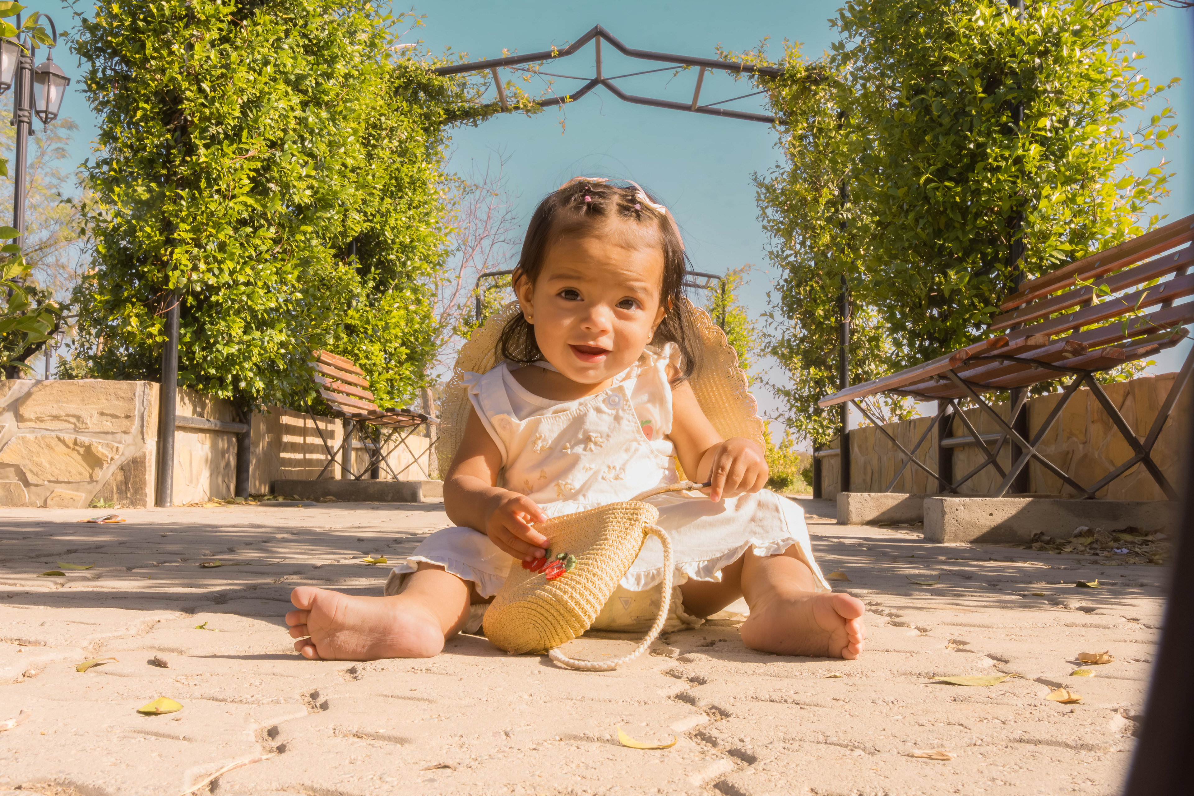 Sesión de fotos de niños al aire libre en Salta, retrato infantil en parque bicentenario