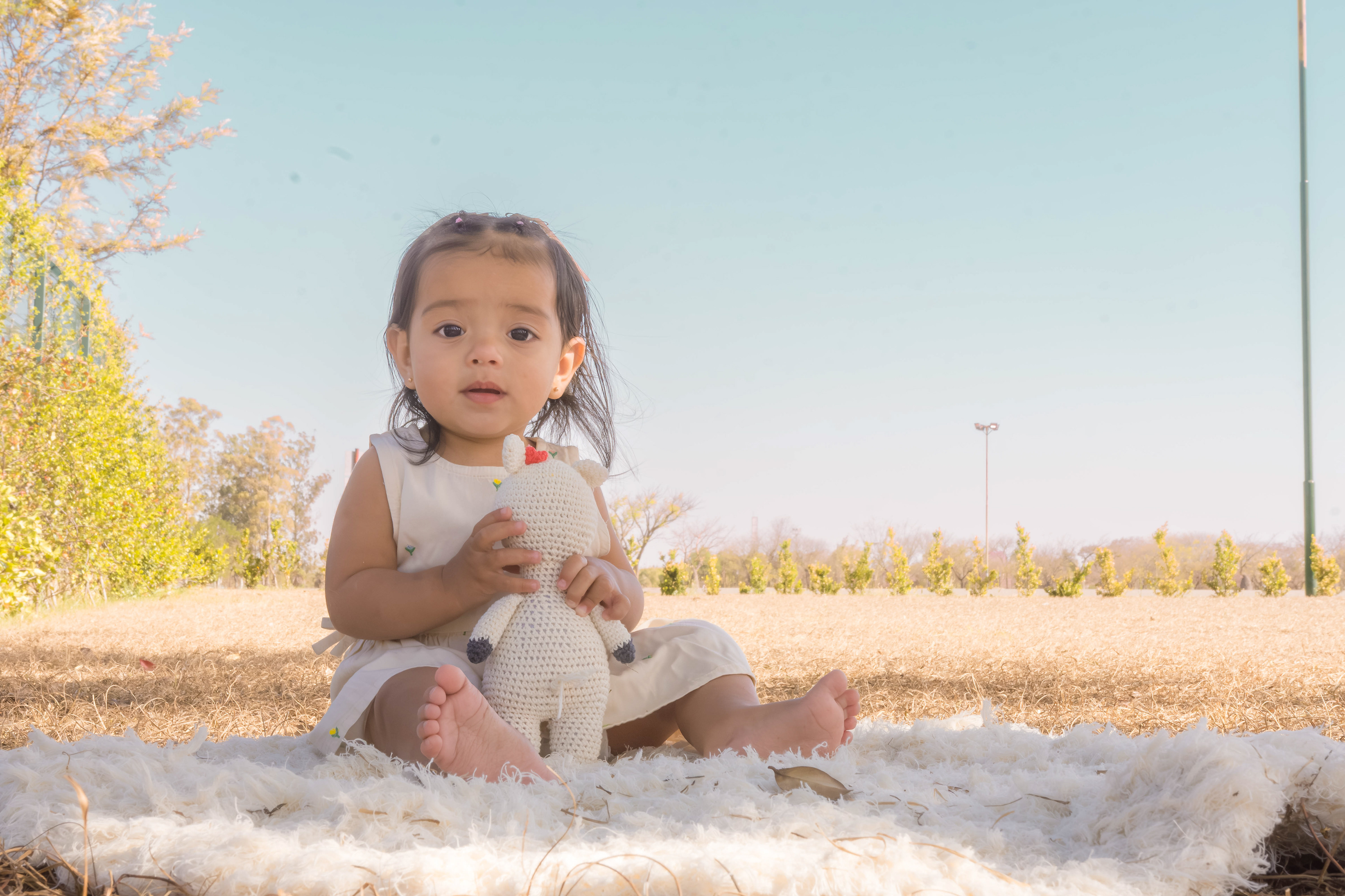 Sesión de fotos de niños al aire libre en Salta, retrato infantil en parque bicentenario