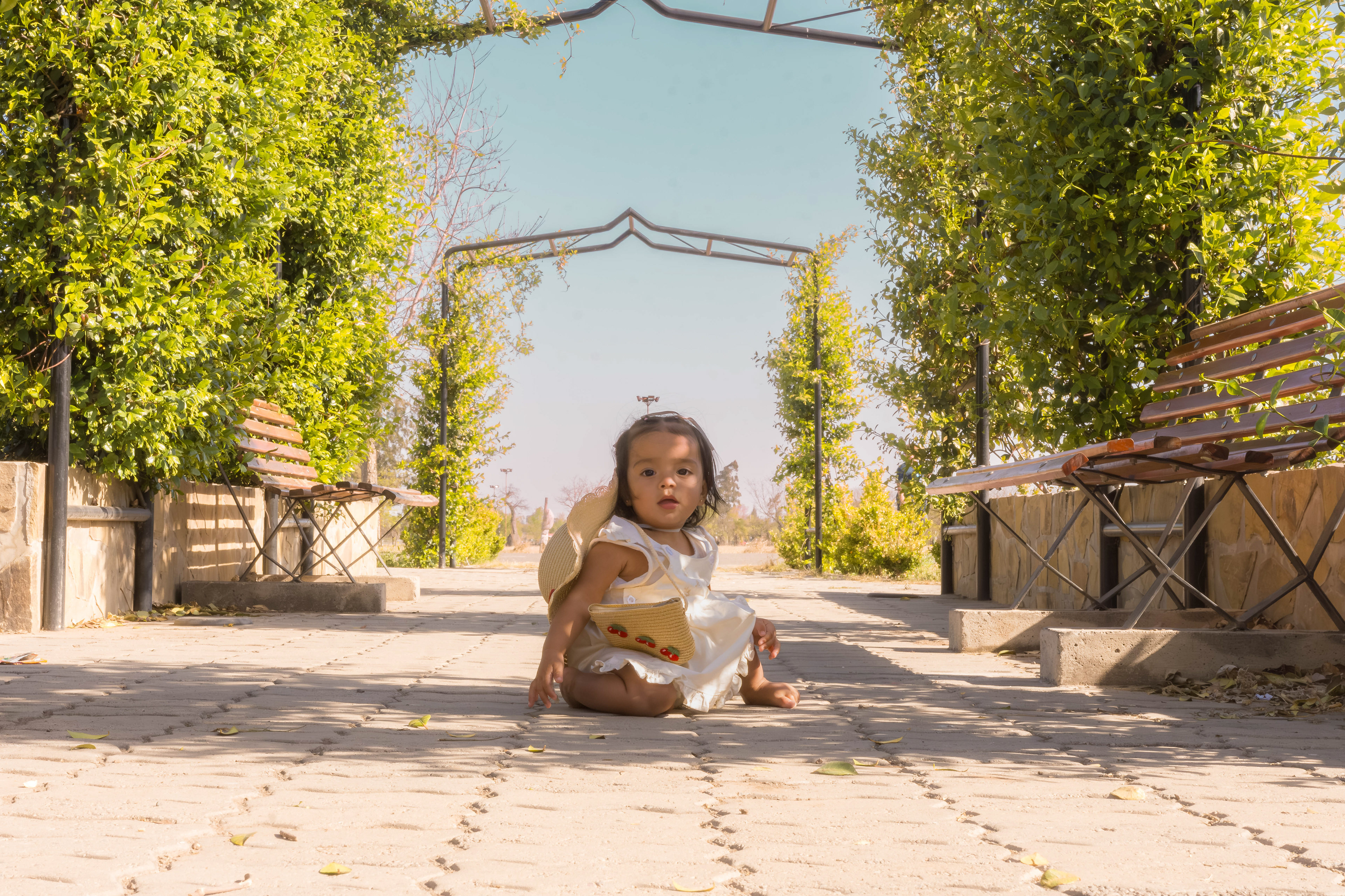Sesión de fotos de niños al aire libre en Salta, retrato infantil en parque bicentenario