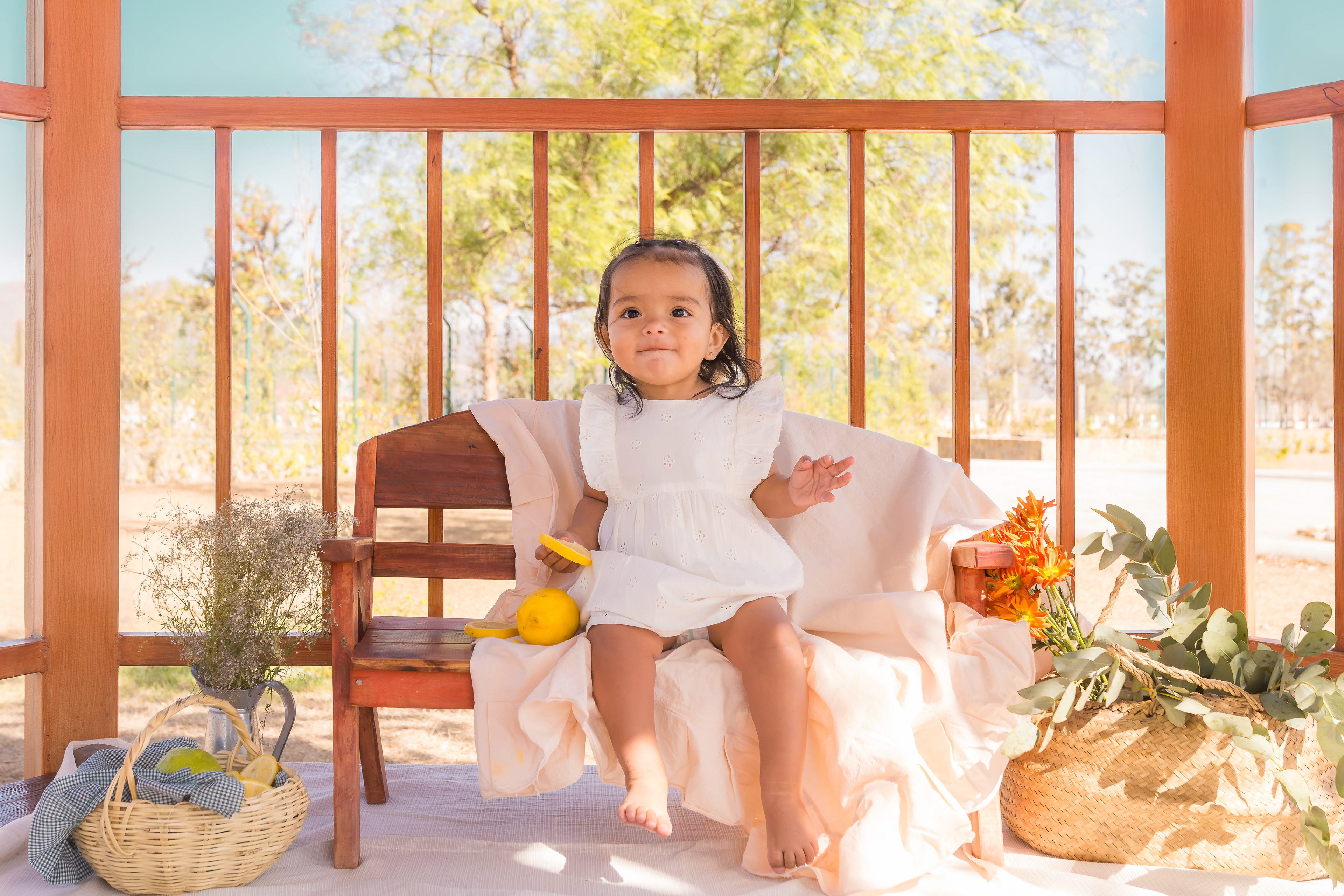 Sesión de fotos de niños al aire libre en Salta, retrato infantil en parque bicentenario