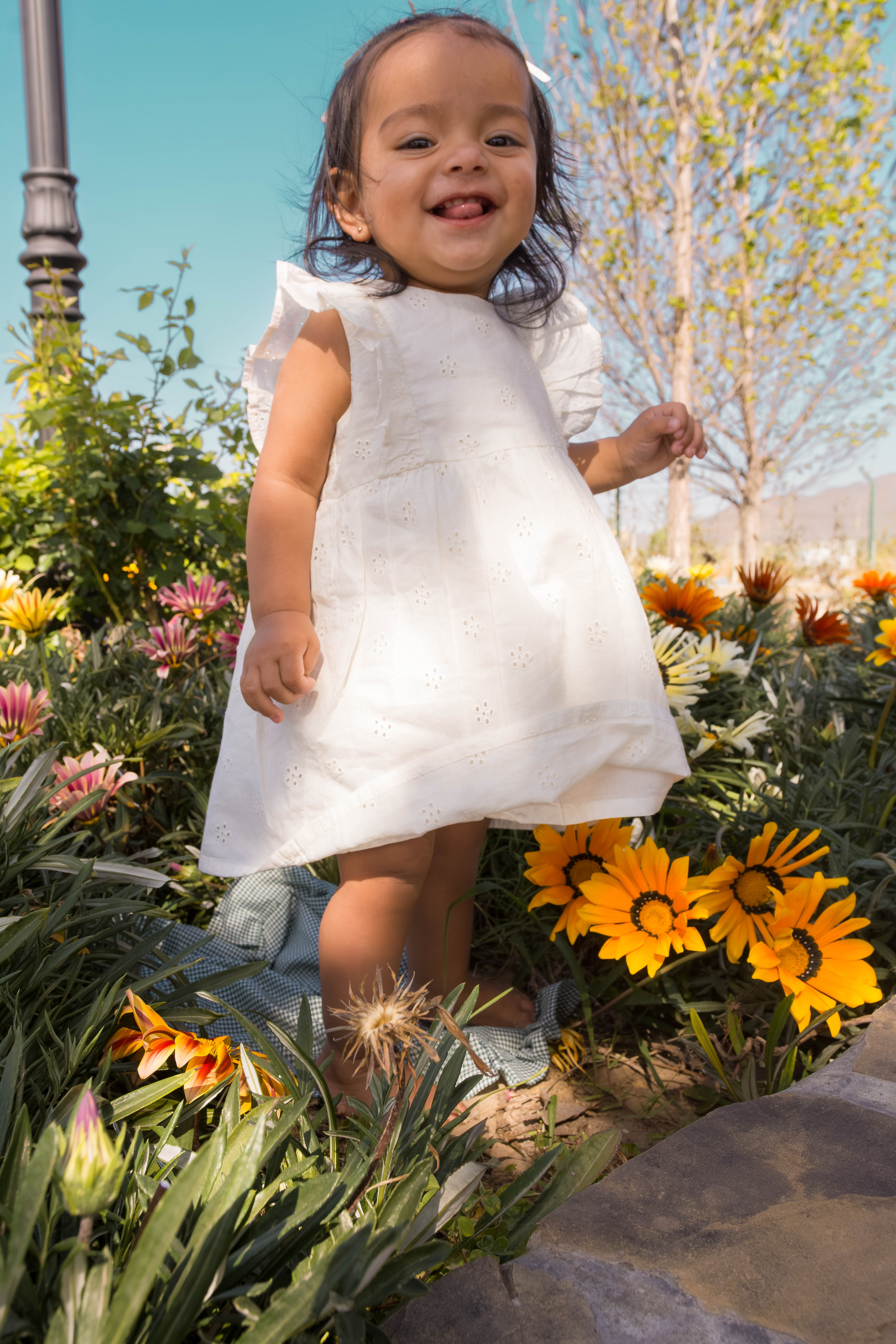 Sesión de fotos de niños al aire libre en Salta, retrato infantil en parque bicentenario