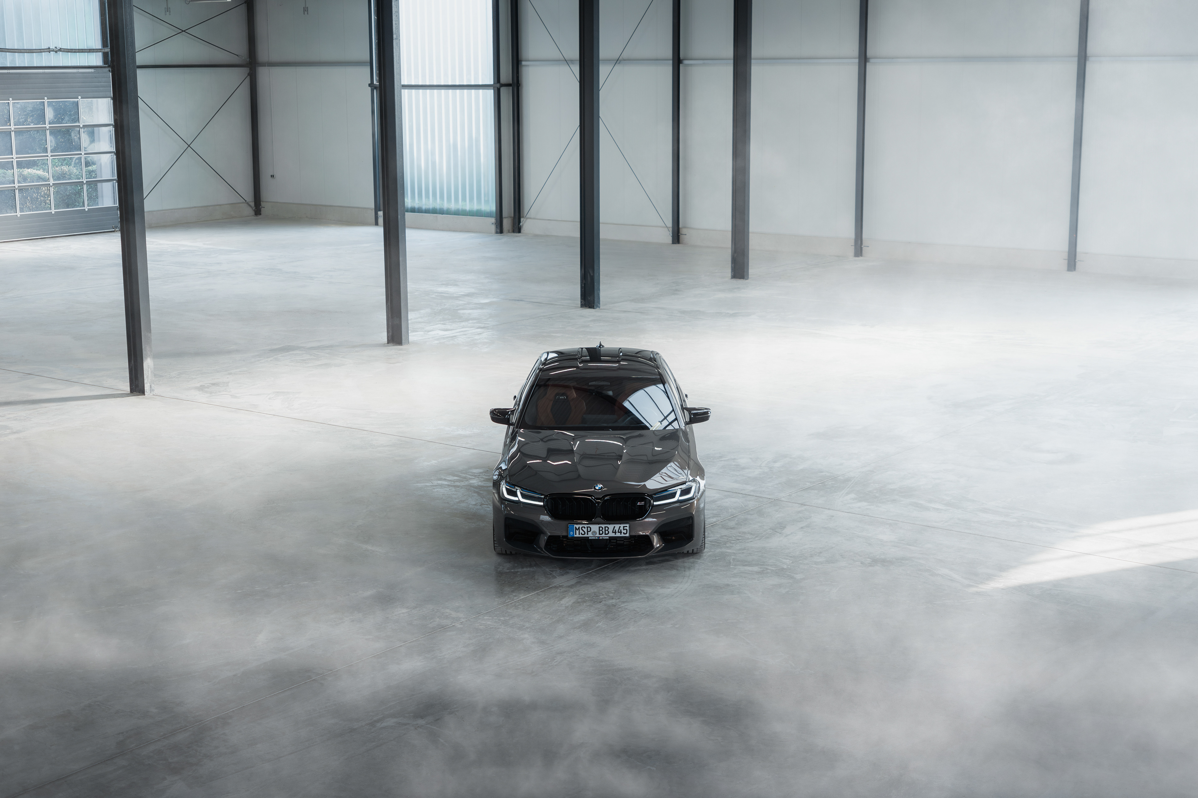 BMW M5 Competition in der Farbe individual alvite grey