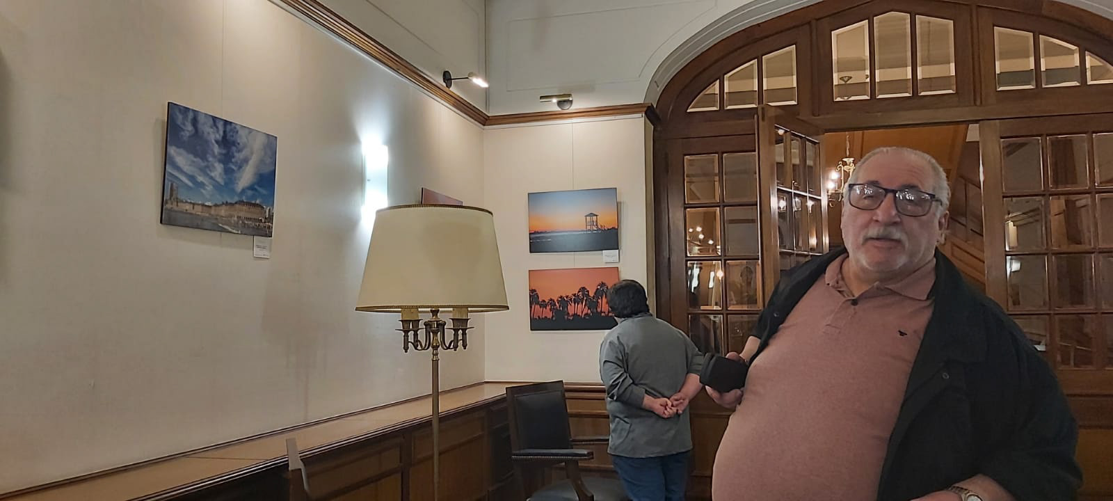 Un amigo visita la muestra