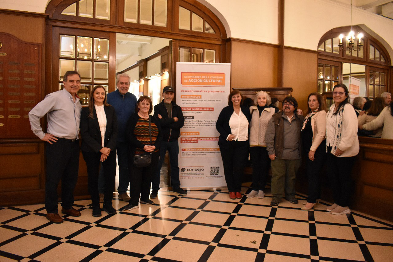 Grupo de fotografos expositores y autoridades del C. P. C. E.