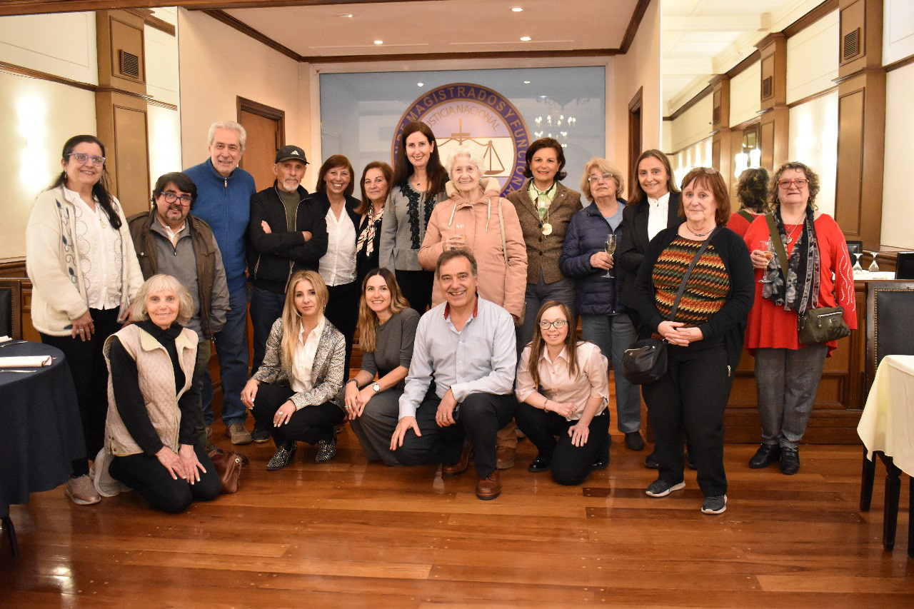 Grupo de fotografos con autoridades de la Asociación de Magistrado y del C. P. C. E. CABA