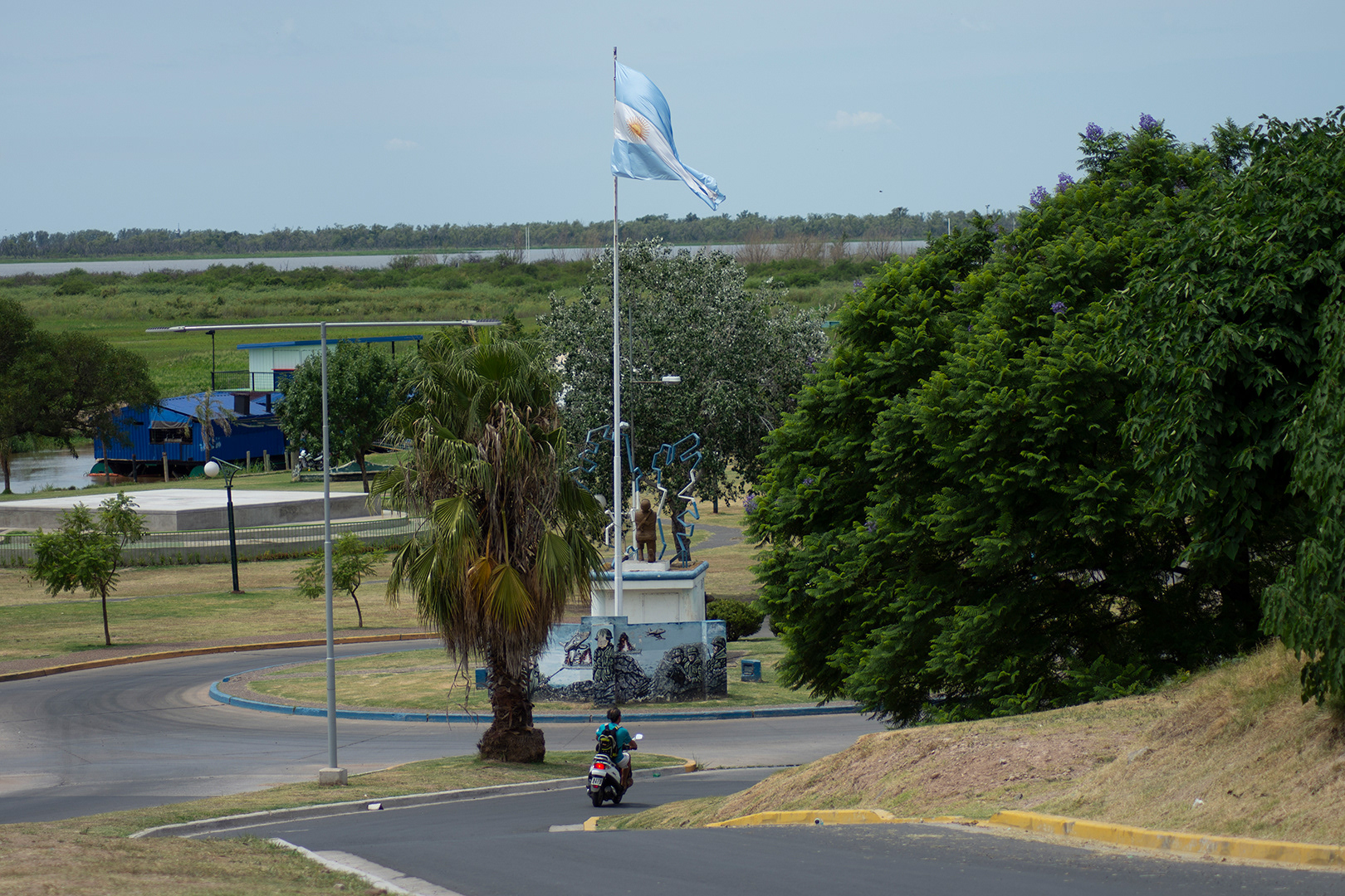 Barranca al Río Paraná detrás del santuario