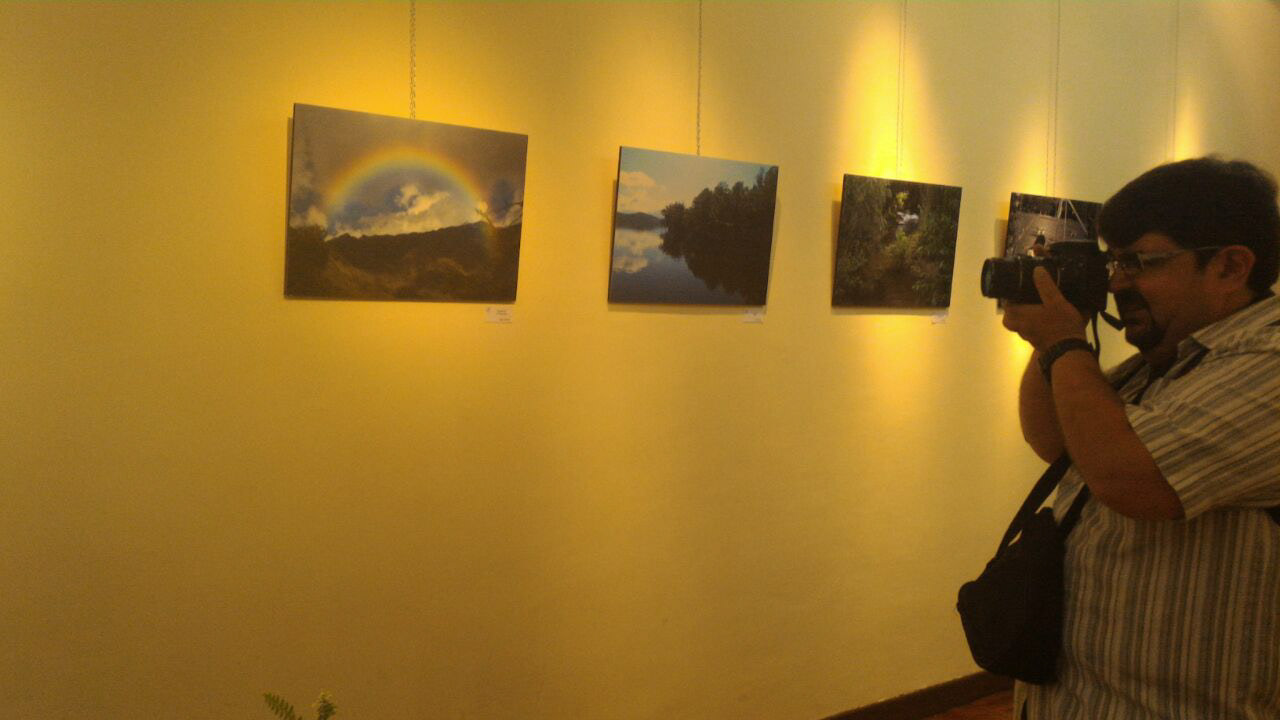 Sacando fotos de la muestra