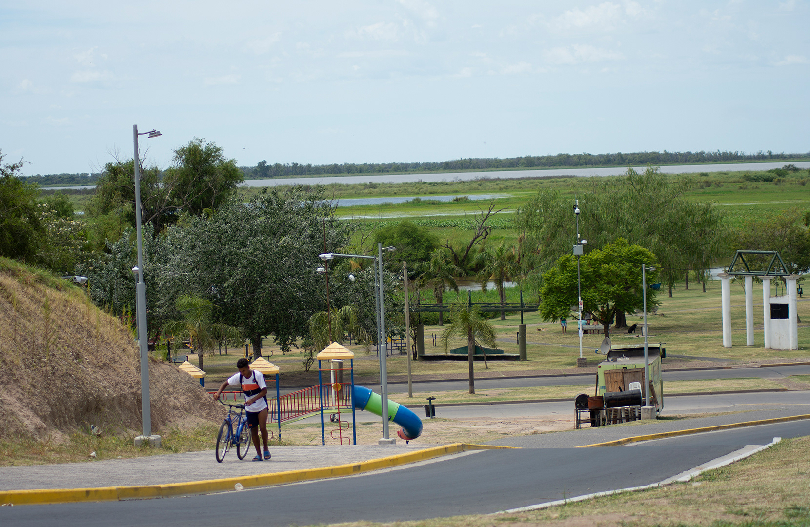 Barranca al Río Paraná detrás del santuario