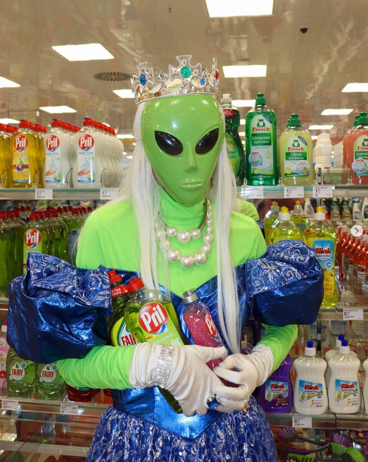 Alien Shopping, 2021, 80 x 120 cm