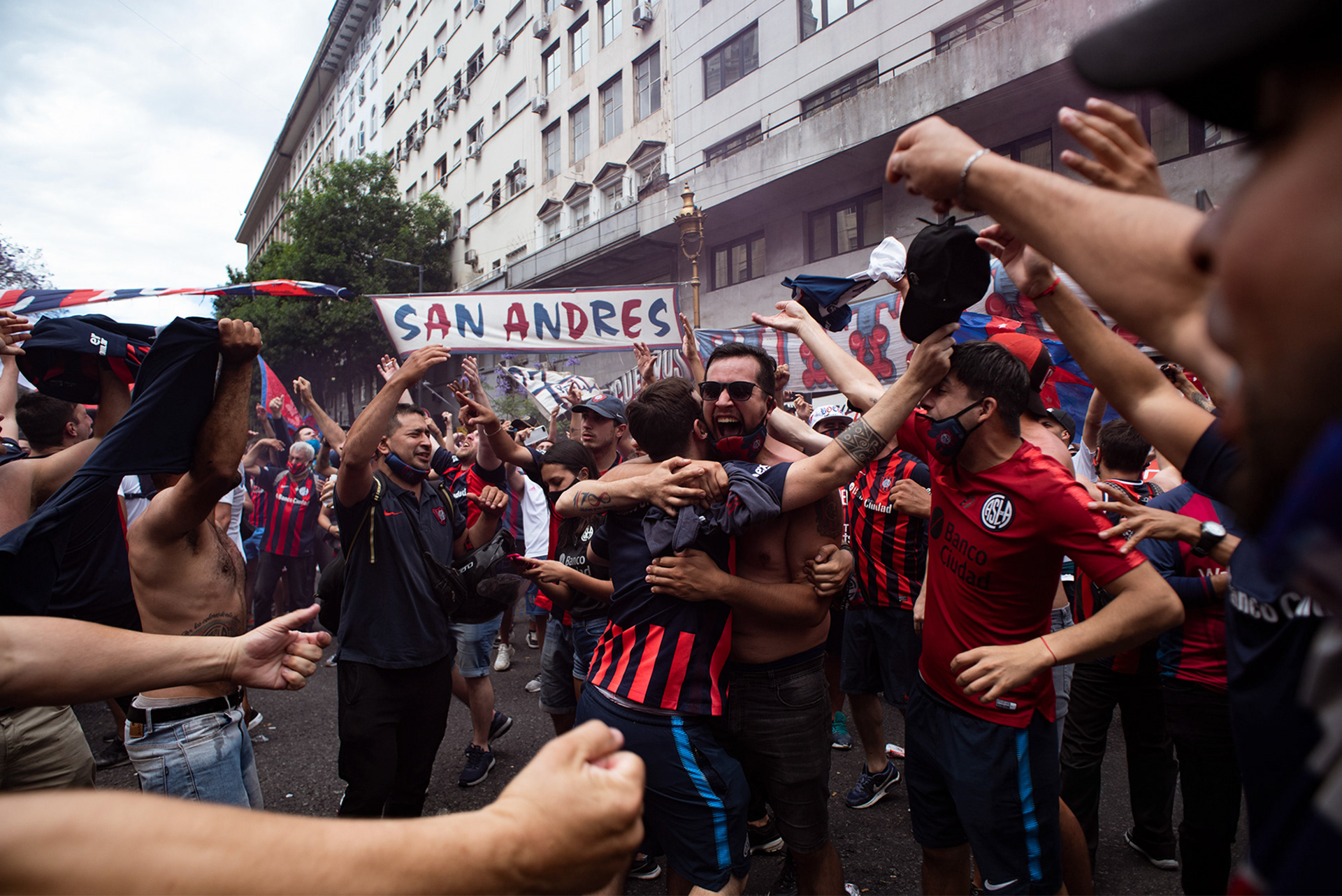Hinchas de San Lorenzo festejan la restitución de su histórico predio en el Barrio de Boedo