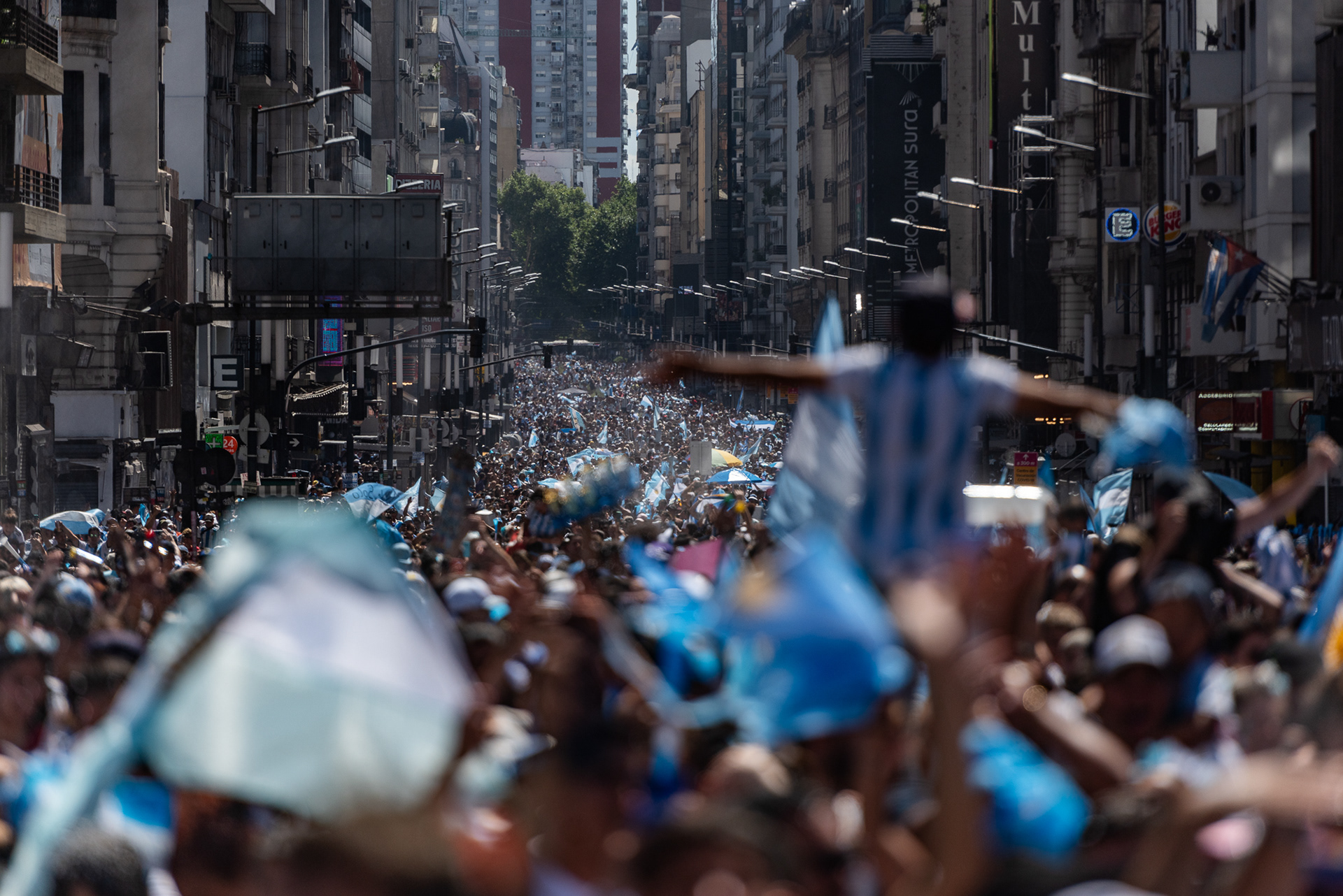 Millones de almas, compactas y cantantes, transforman la Avenida Corrientes en un río caudaloso que fluye, indetenible, hacia el altar de la victoria en el Obelisco.