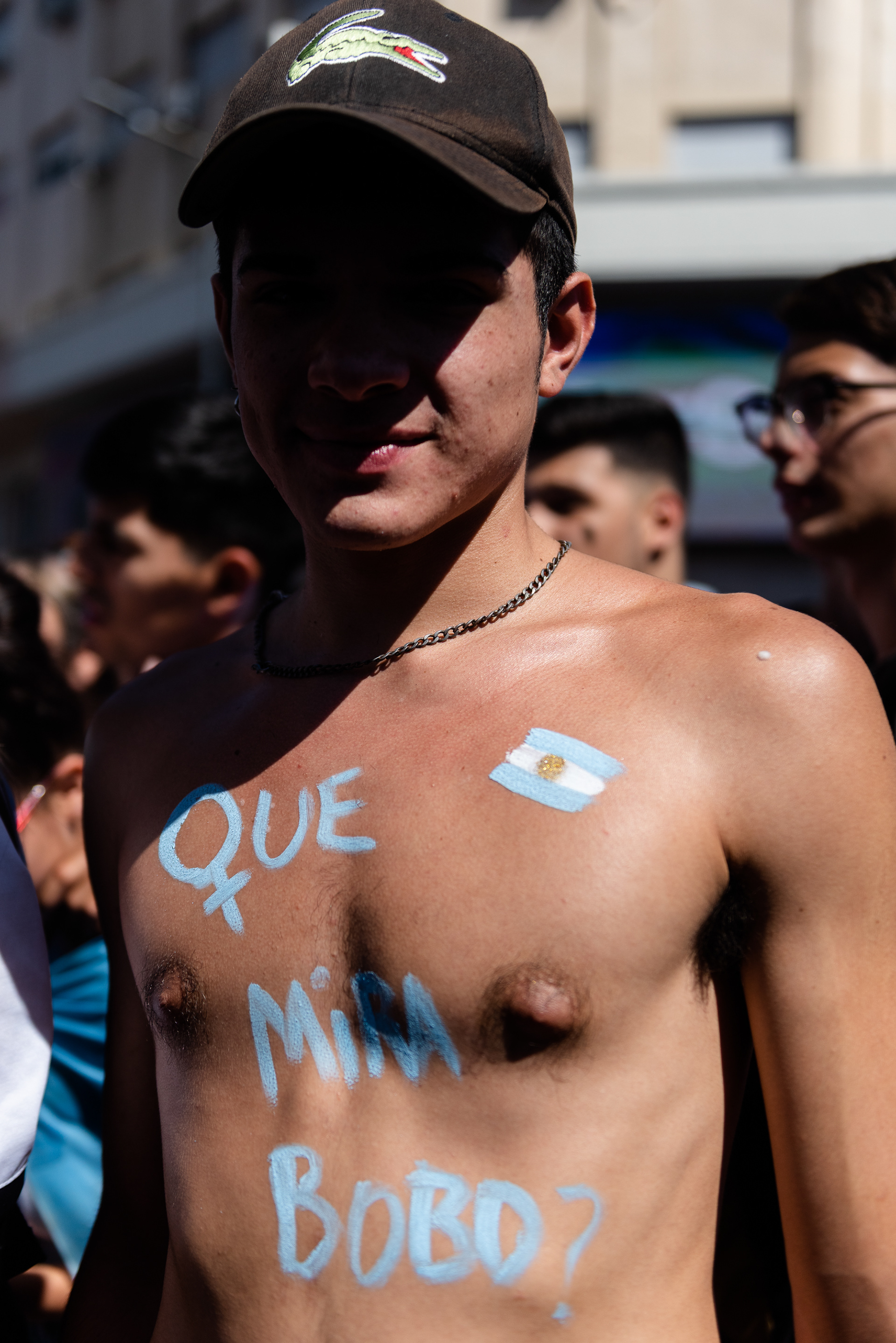 En un arrebato de euforia, el torso se vuelve mensaje: un hincha exhibe, grabado en su piel sudada, el desafío del capitán, esa frase que resume toda la bronca y el triunfo, "Qué mirás, bobo".
