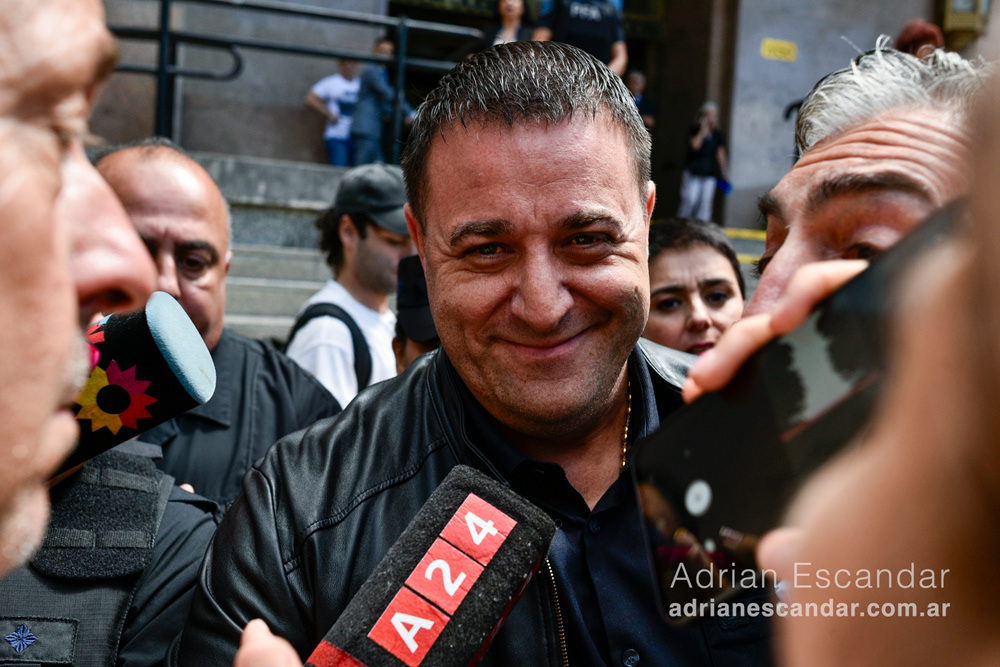 Pablo Toviggino abandonando la sede judicial custodiado por sus letrados, efectivos policiales y una marea de cronistas que buscaban obtener alguna declaración. En escenarios de tal vertiginosidad, resulta casi una utopía lograr una composición equilibrada y un encuadre libre de elementos distractores.