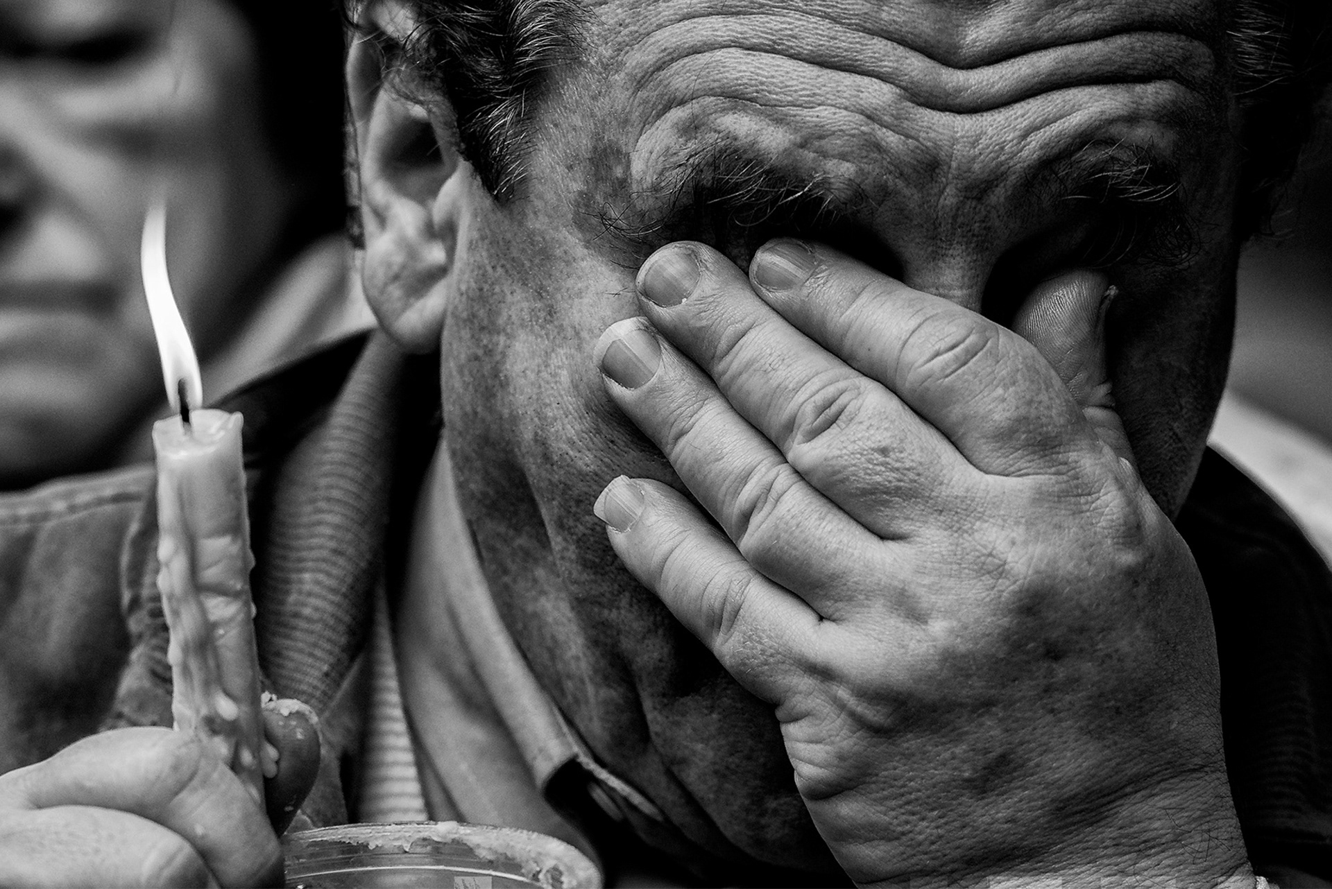 Un hombre llora durante el 20 aniversario del atentando a la mutual judía AMIA