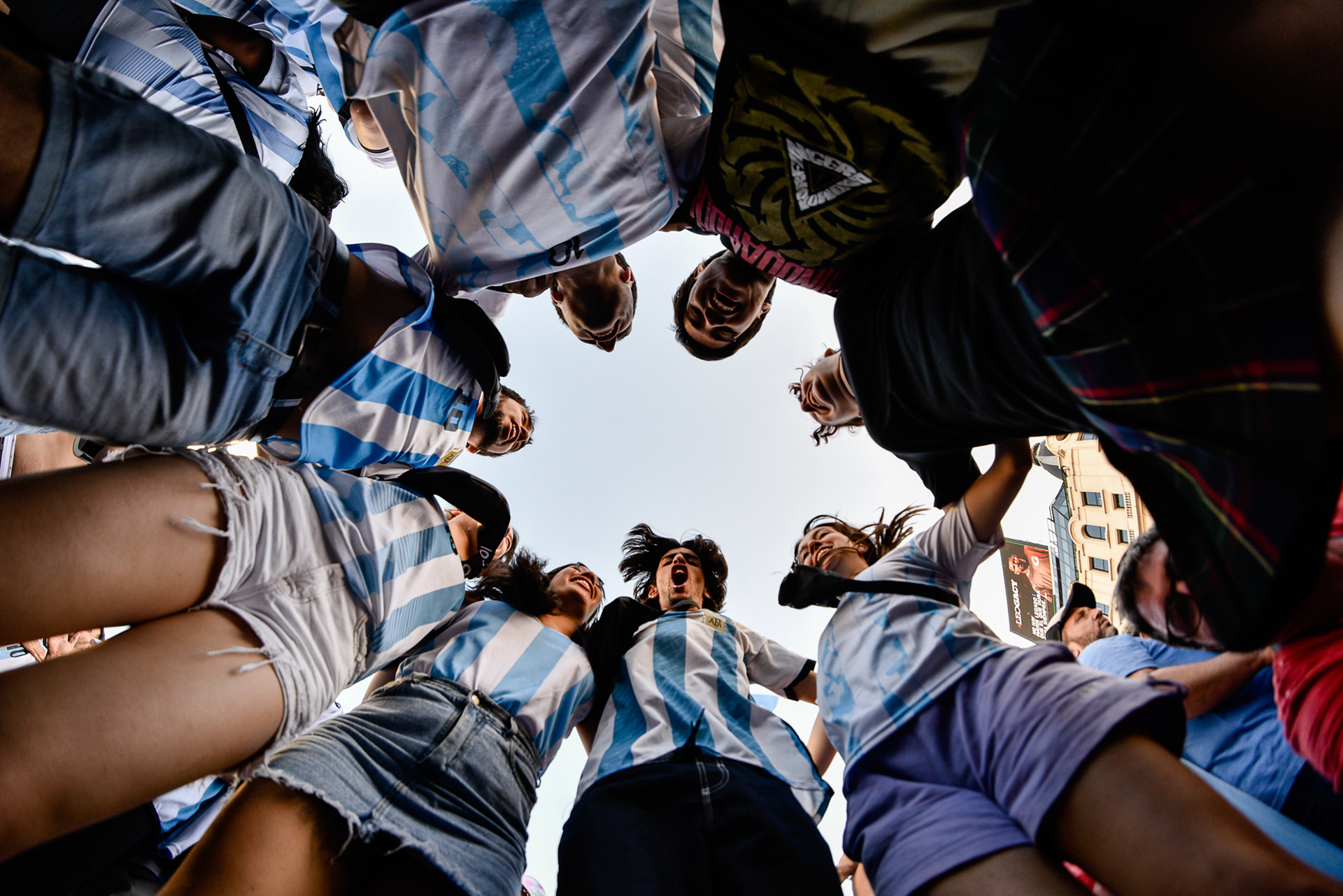 En el ojo del huracán celebratorio, la victoria se sella en un círculo sagrado