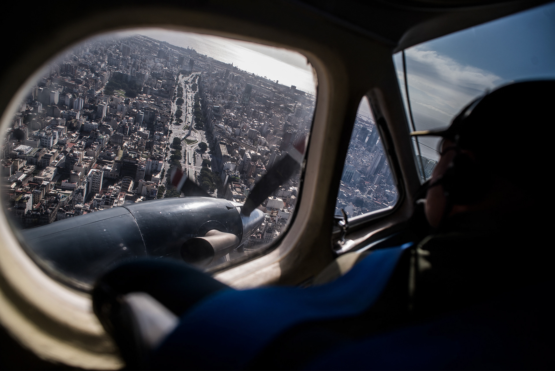 Sobrevuelo de la Ciudad Autónoma de Buenos Aires durante los festejos por el 9 de julio.