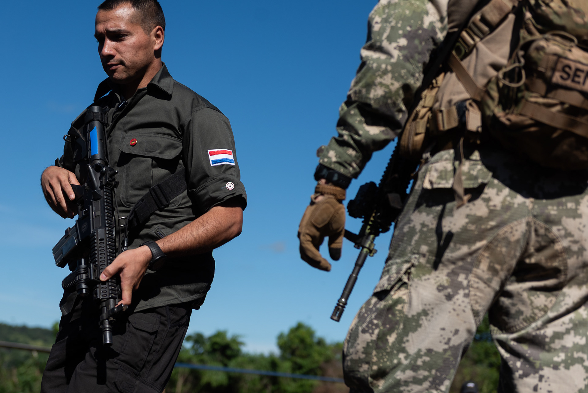 Hombres del SENAD, la agencia antidrogas de Paraguay y de las fuerzas especiales en el territorio. 