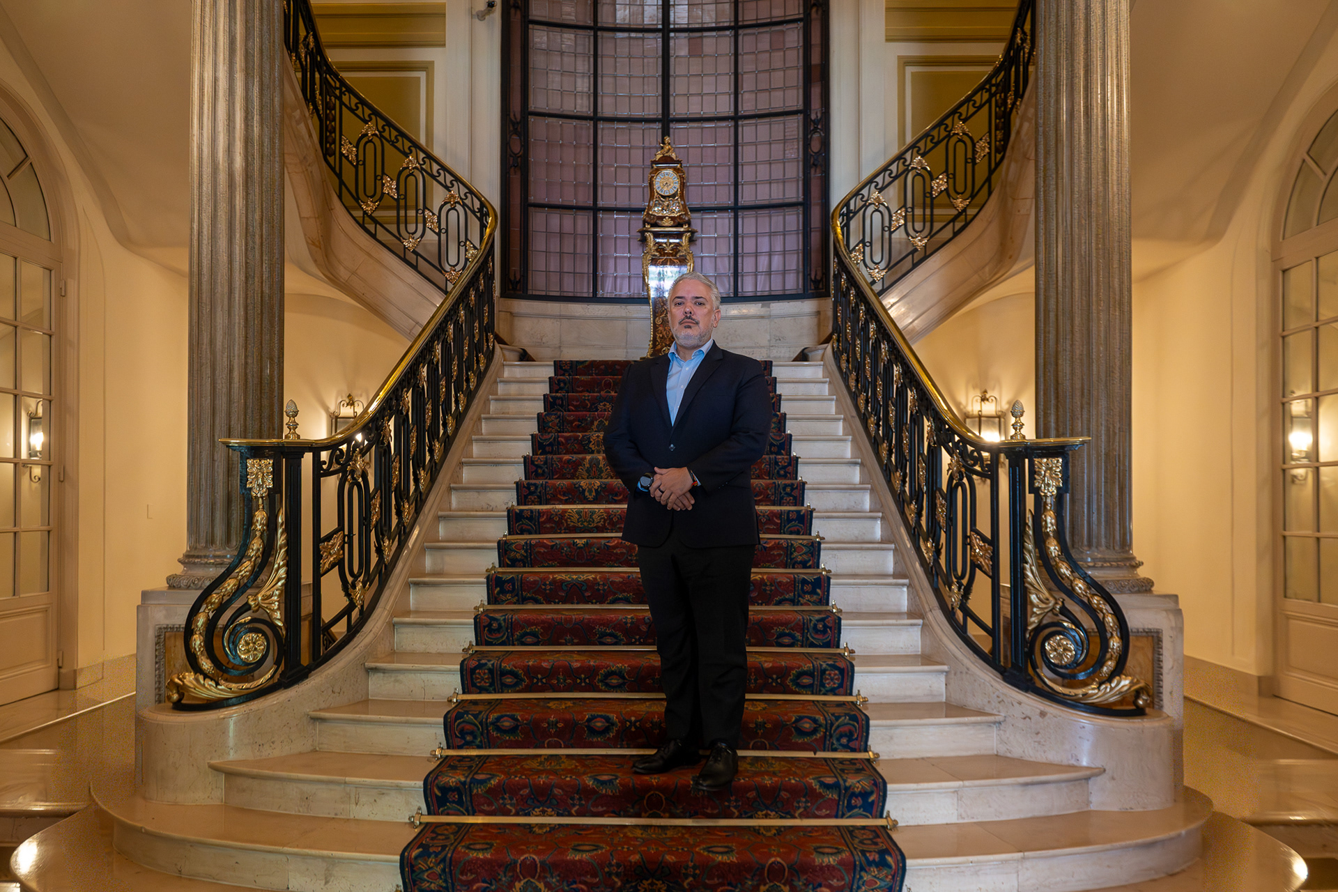Iván Duque Márquez . Ex Presidente de Colombia posa en las imponentes escaleras de La Mansión del Hotel Four Seasons