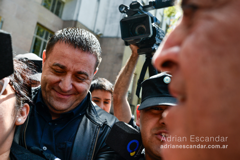 Pablo Toviggino abandonando la sede judicial custodiado por sus letrados, efectivos policiales y una marea de cronistas que buscaban obtener alguna declaración. En escenarios de tal vertiginosidad, resulta casi una utopía lograr una composición equilibrada y un encuadre libre de elementos distractores.