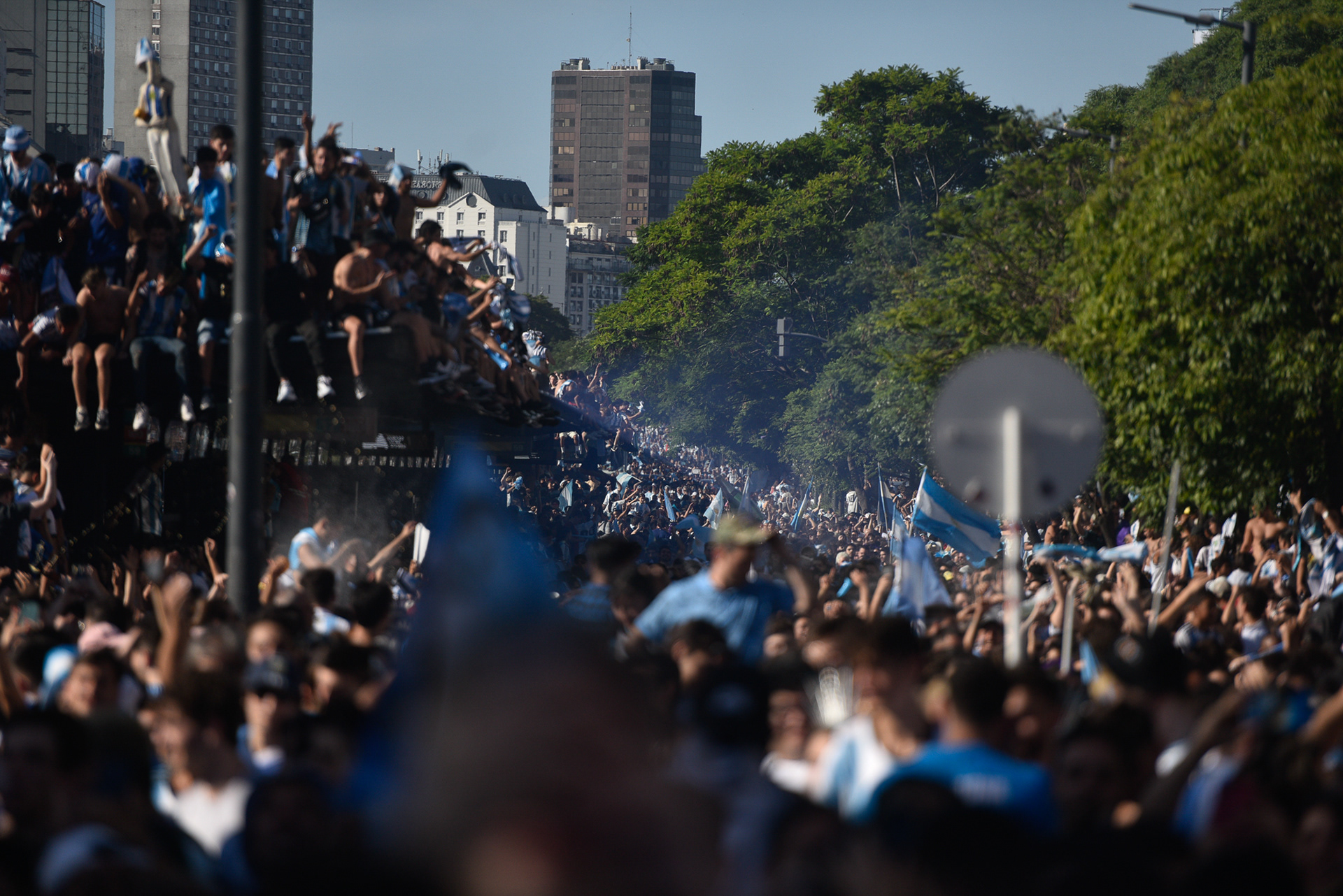 Argentina fue una masa uniforme y jubilosa. Los argentinos, dueños del espacio, colonizaron cada plano, no quedó un solo metro cuadrado sin el eco del festejo, ni un solo punto de altura sin la silueta de un campeón.